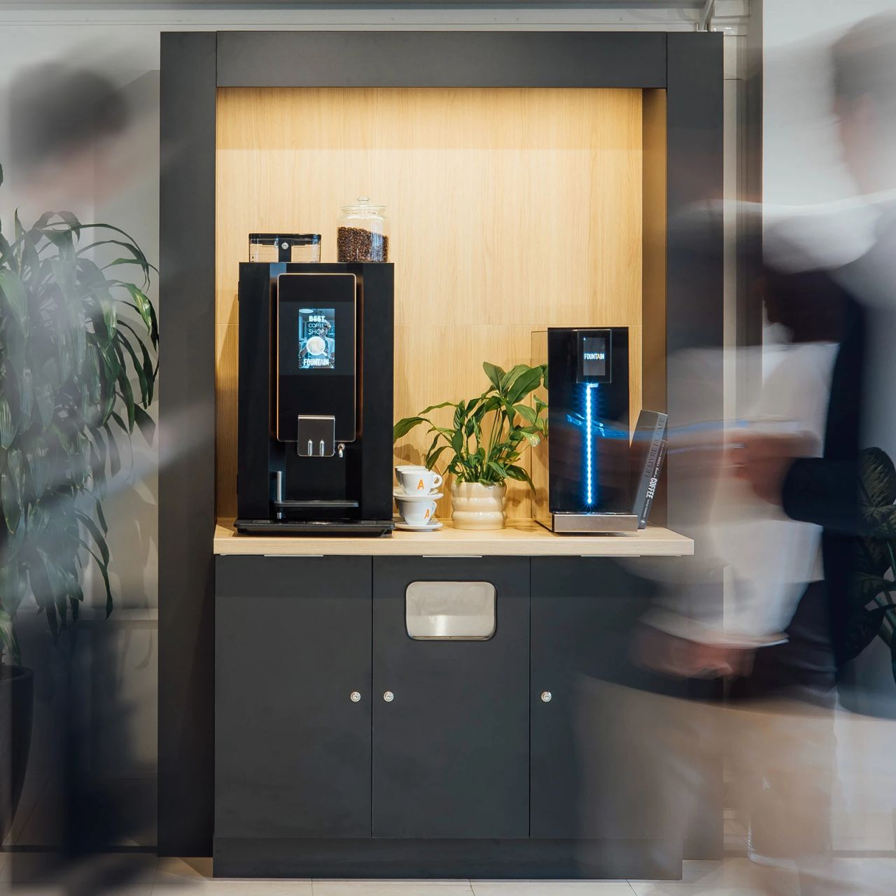 trois collègues boivent du café