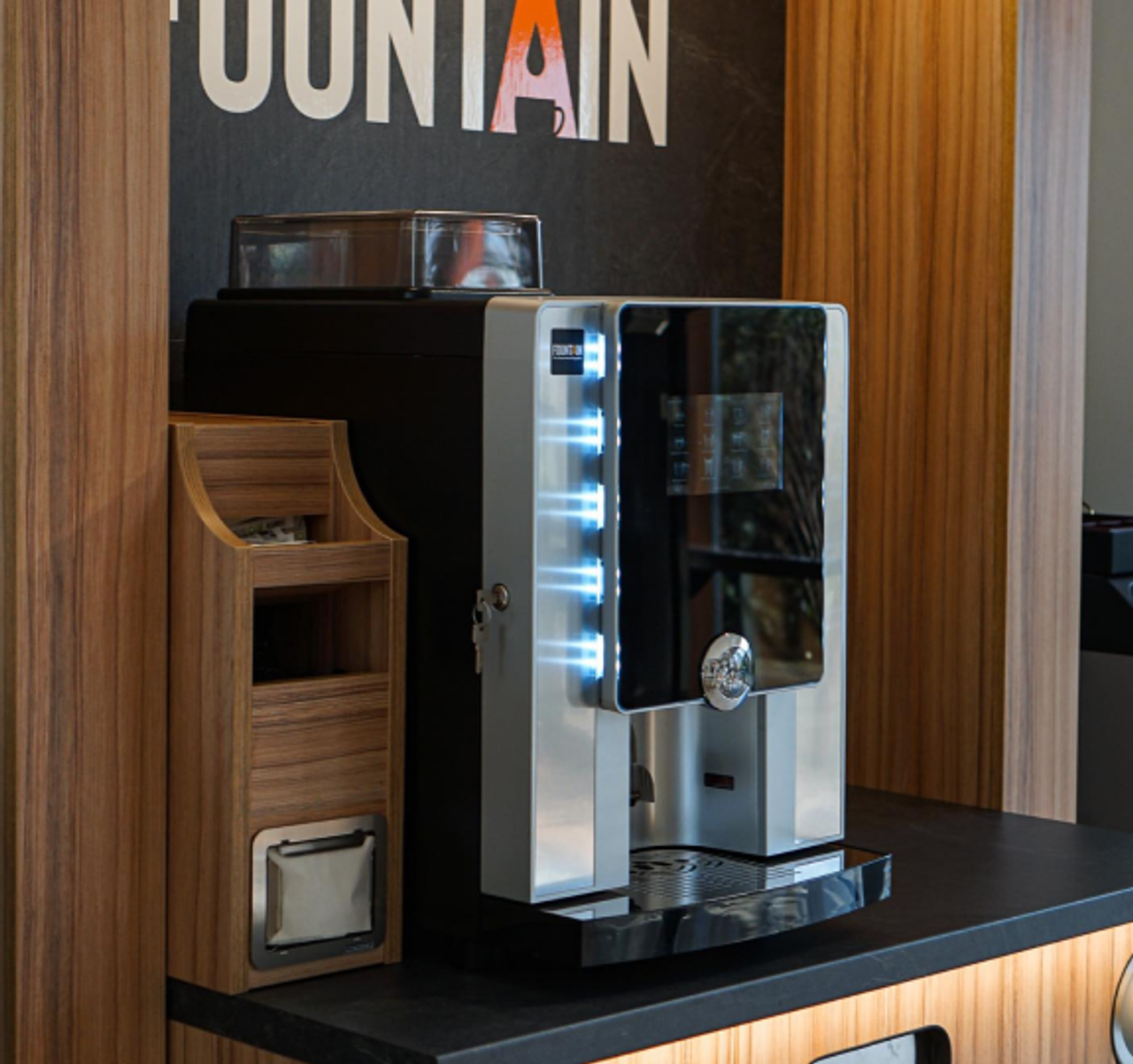 Une machine à café intégrée dans un espace café