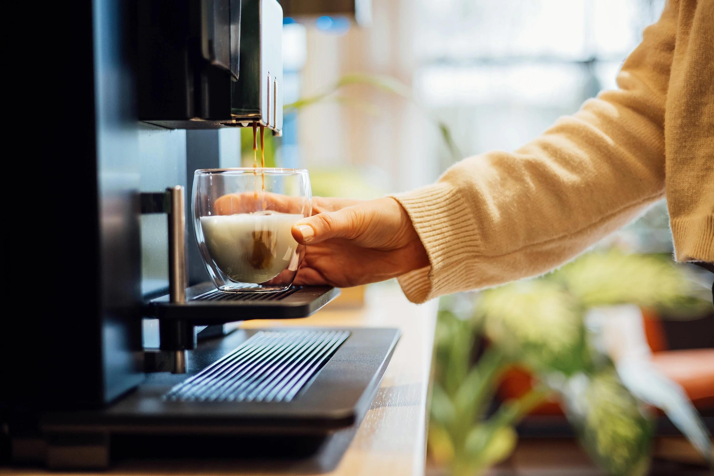 Une personne se sert un cafe