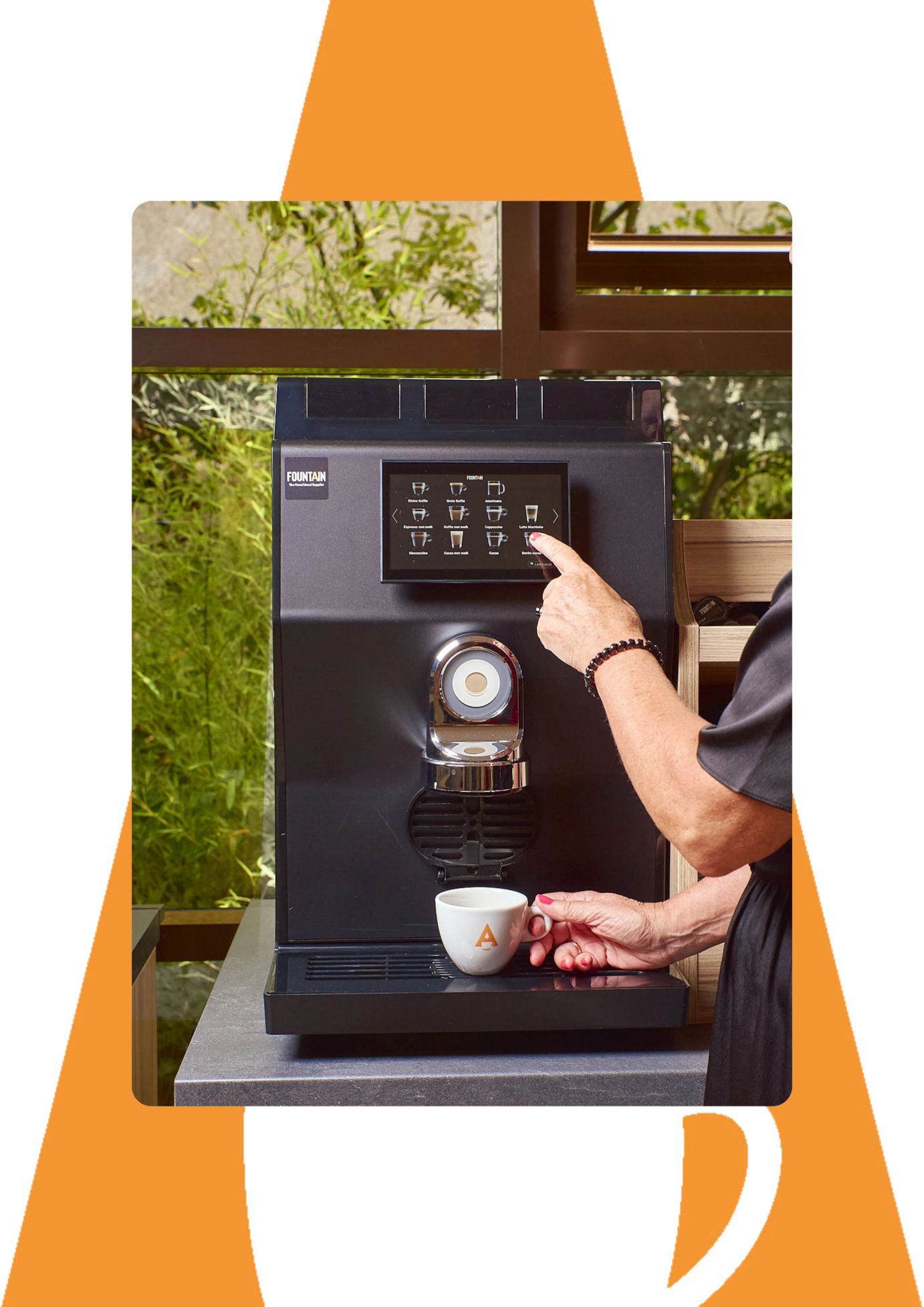 Se servir un café pendant la pause