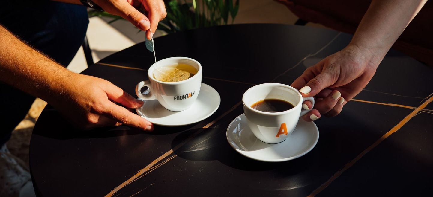 Café vs thé au bureau : avantages, effets et alternatives