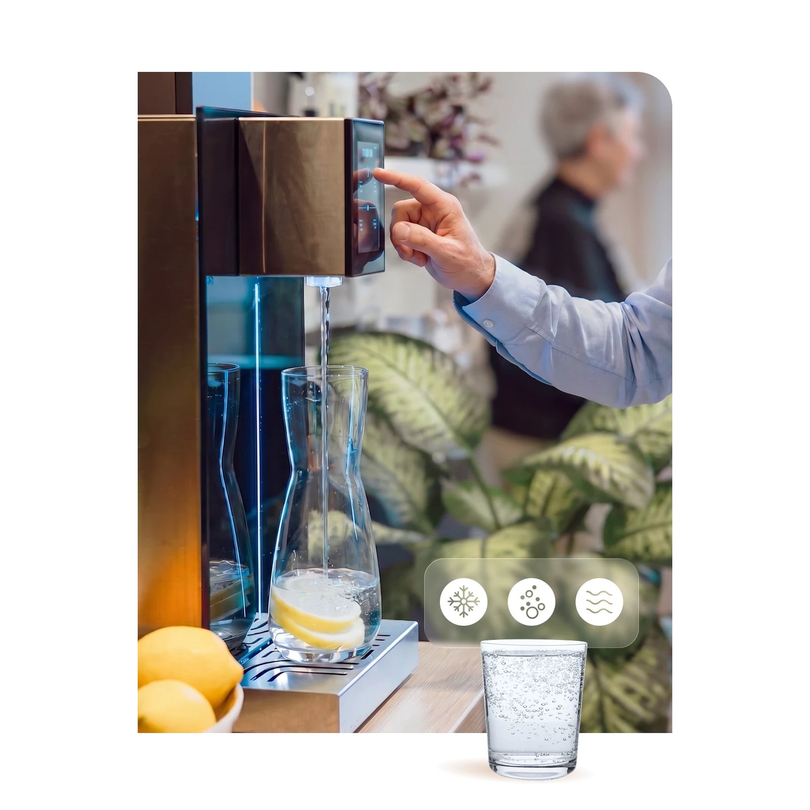 Une personne prend un verre d'eau