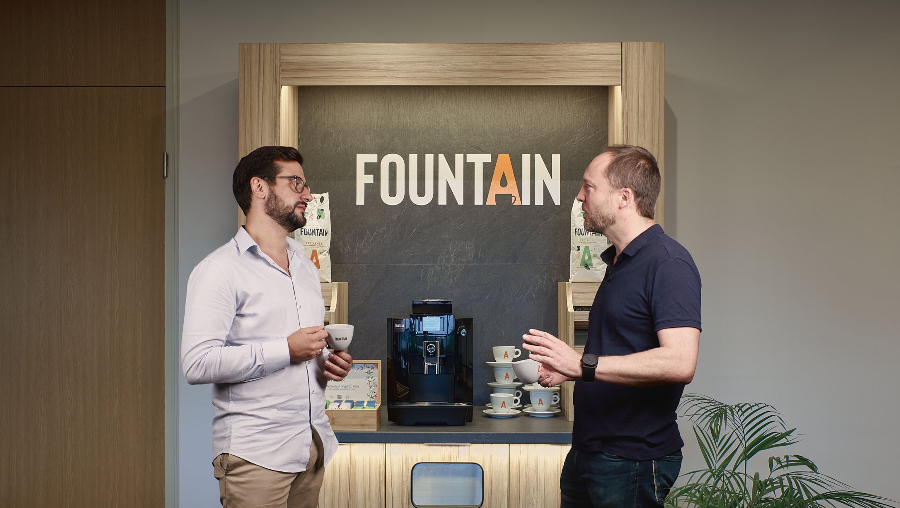 Deux personnes échangent pendant leur temps de pause