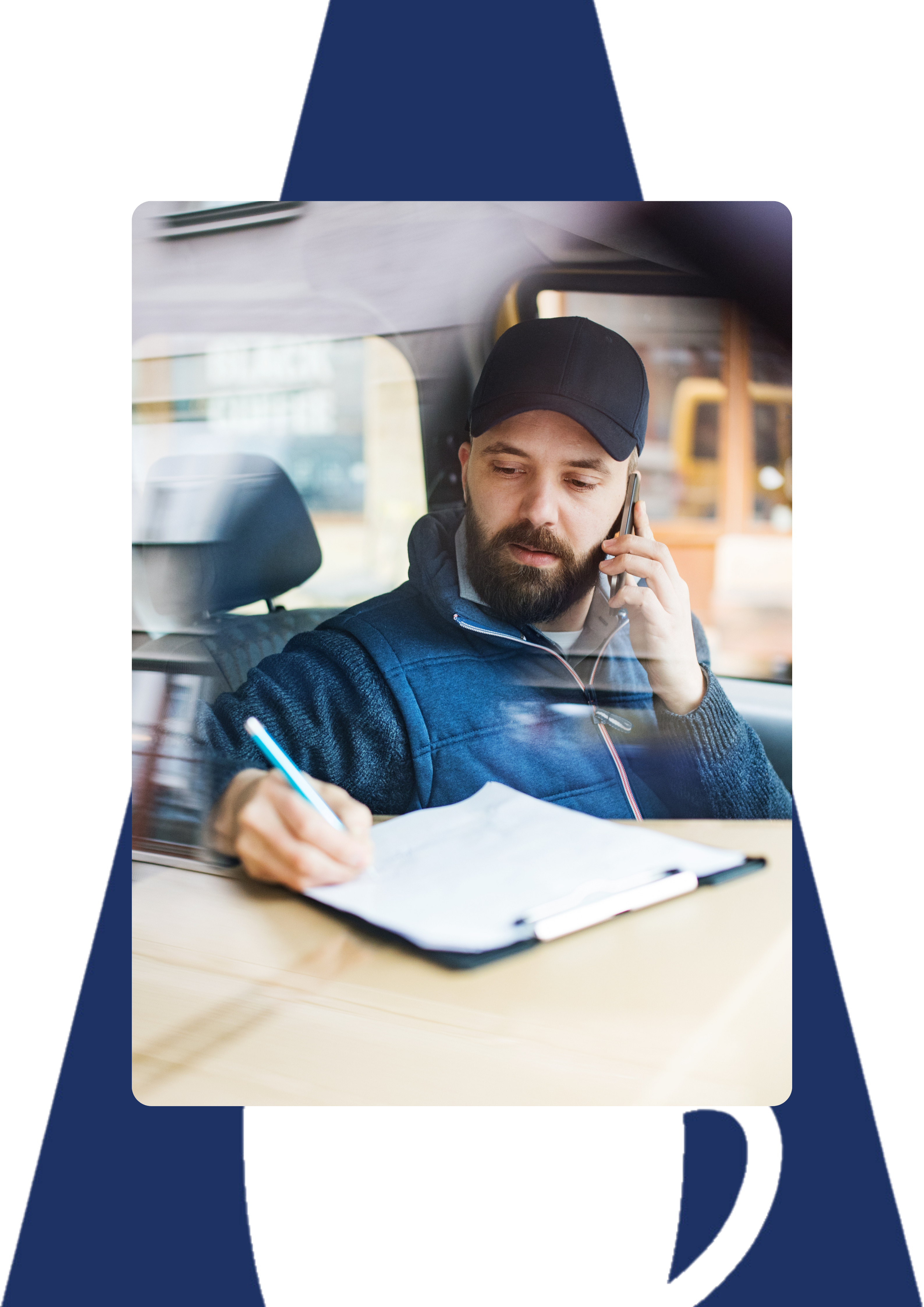 Un technicien est dans sa voiture