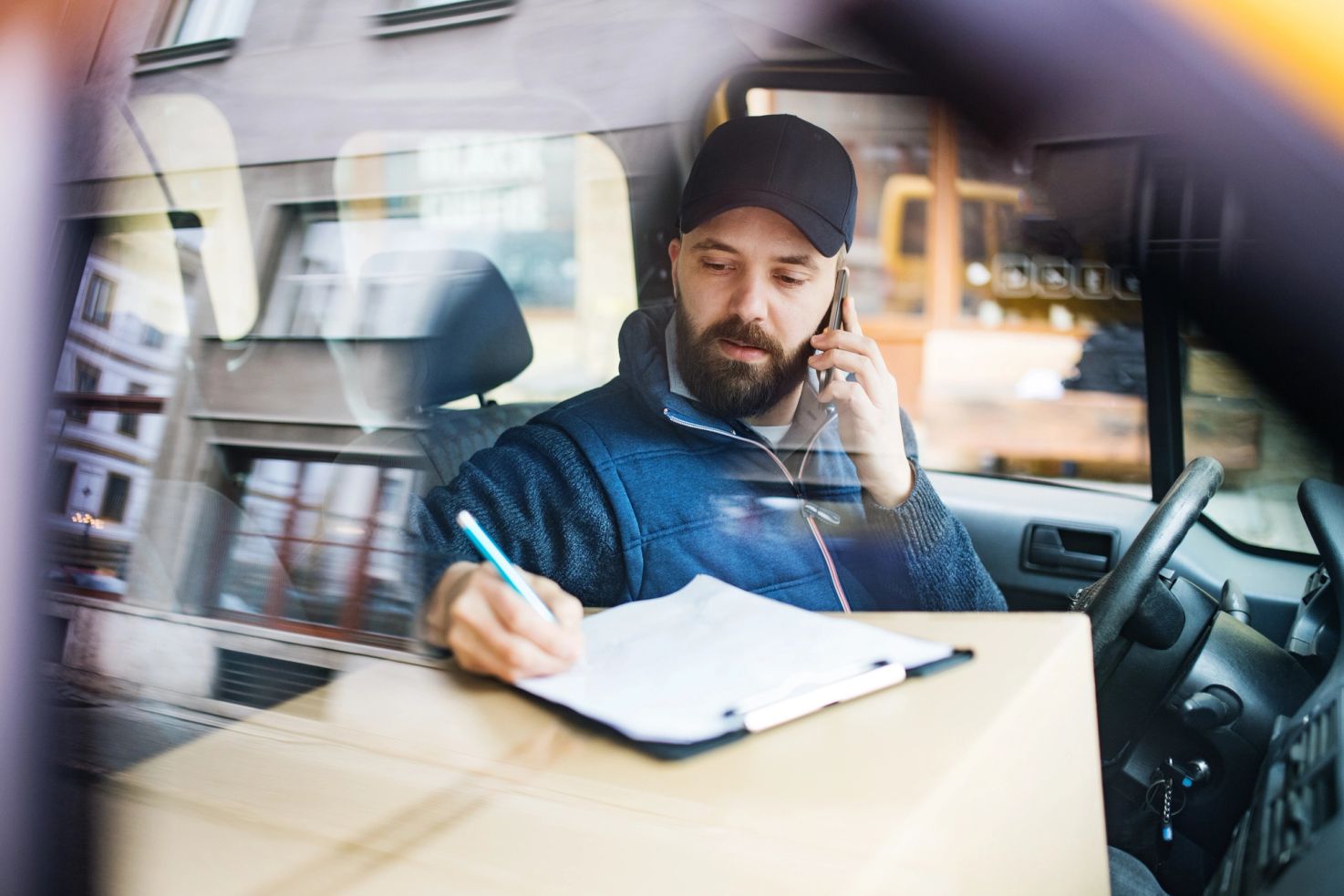 Un technicien assure un suivi