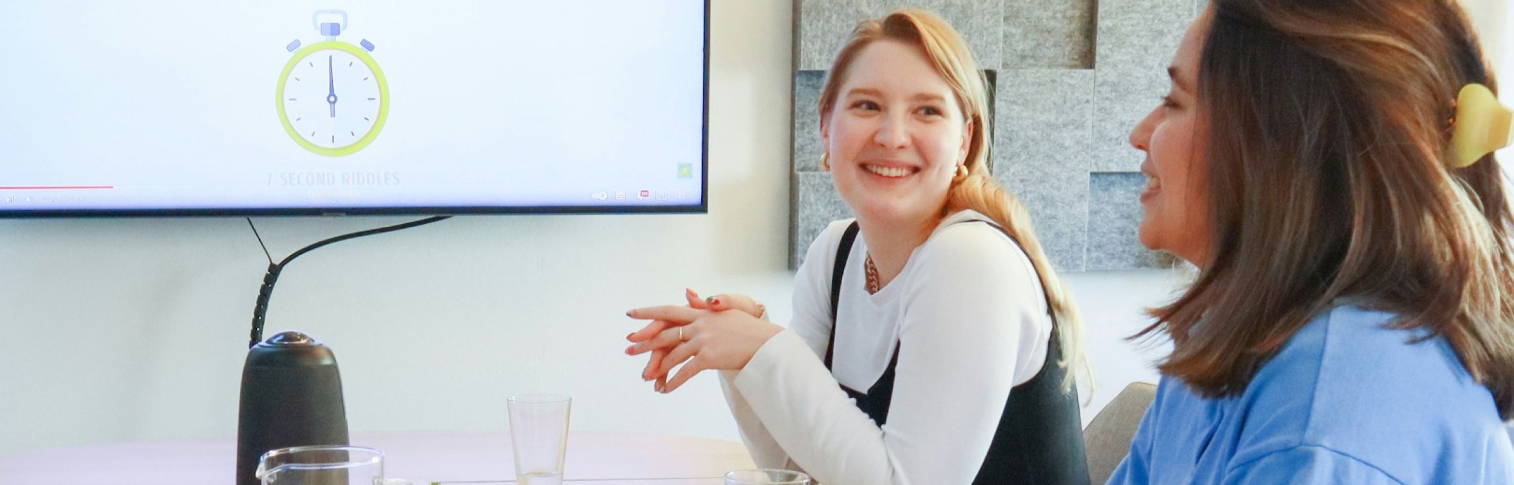 Deux persoinnes discutent en réunion