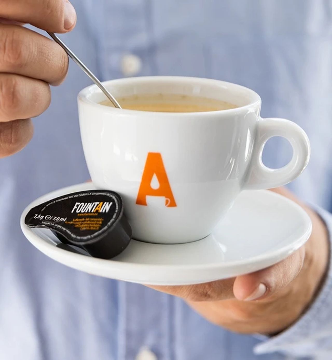tasse de café avec dosette de lait