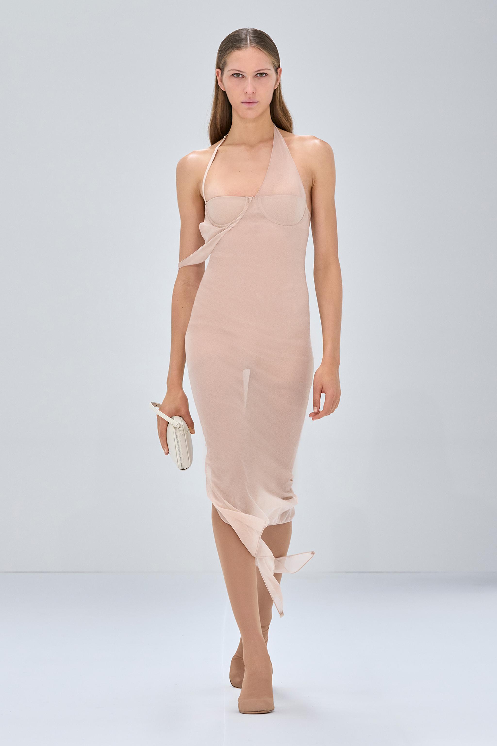 Robe beige élégante avec design asymétrique par Courrèges, idéale pour un look tendance.
