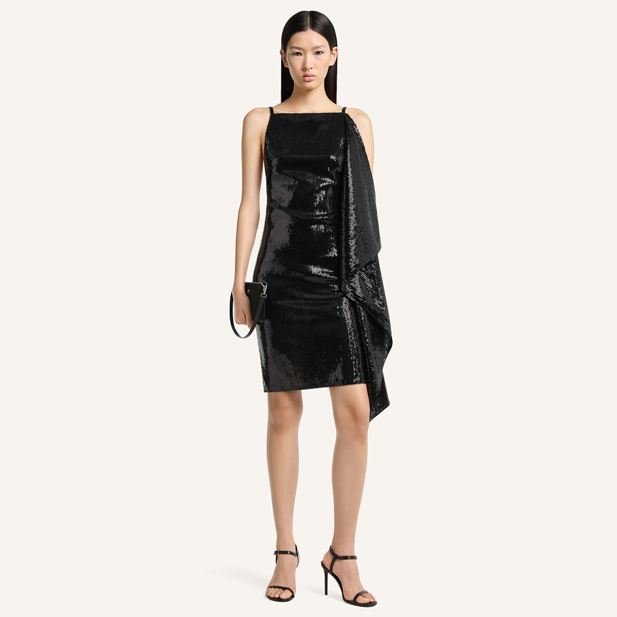 Robe noire pailletée élégante avec volant asymétrique, idéale pour la collection Courrèges.
