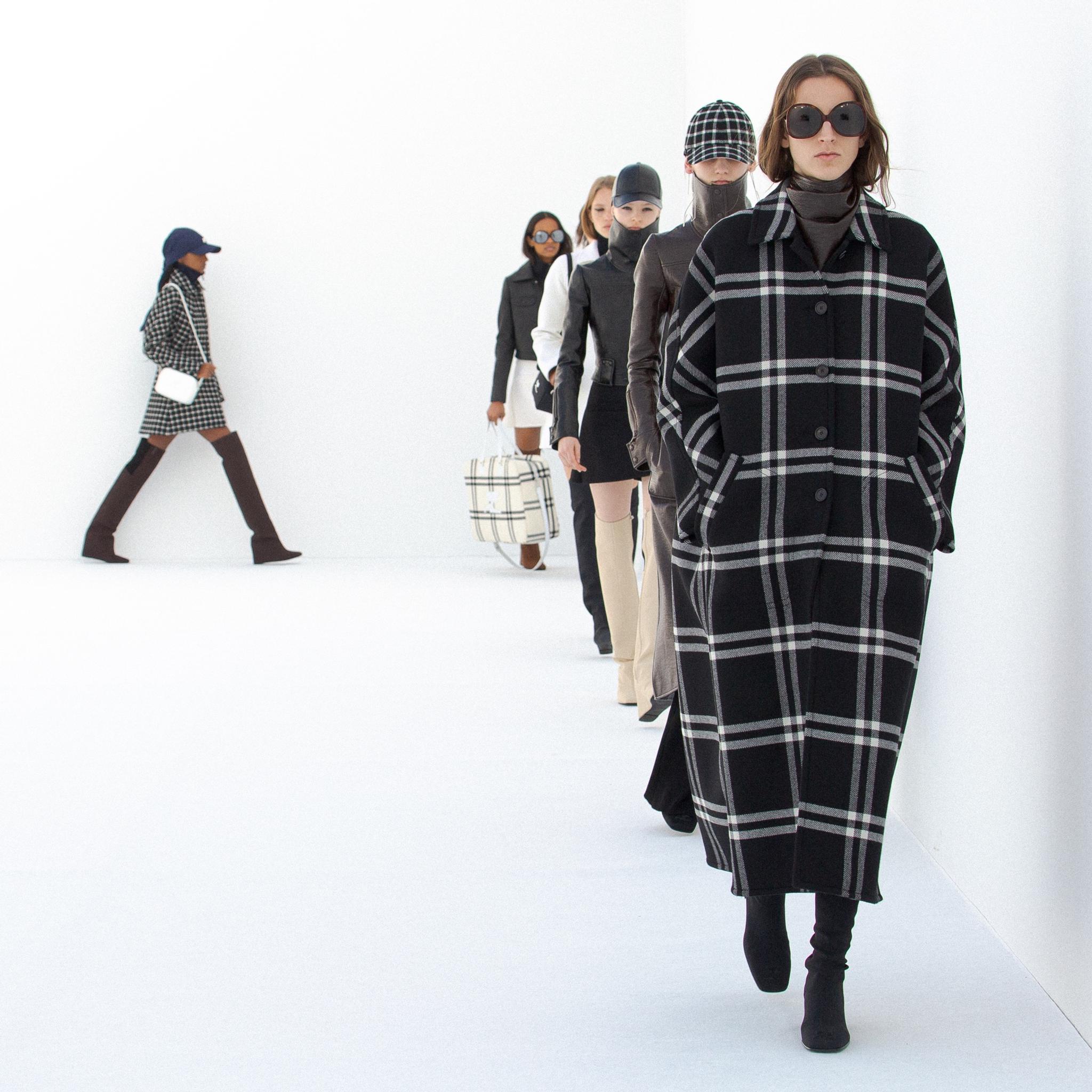 Ligne élégante de mannequins femmes mettant en valeur la mode Courrèges avec des manteaux et accessoires chics.