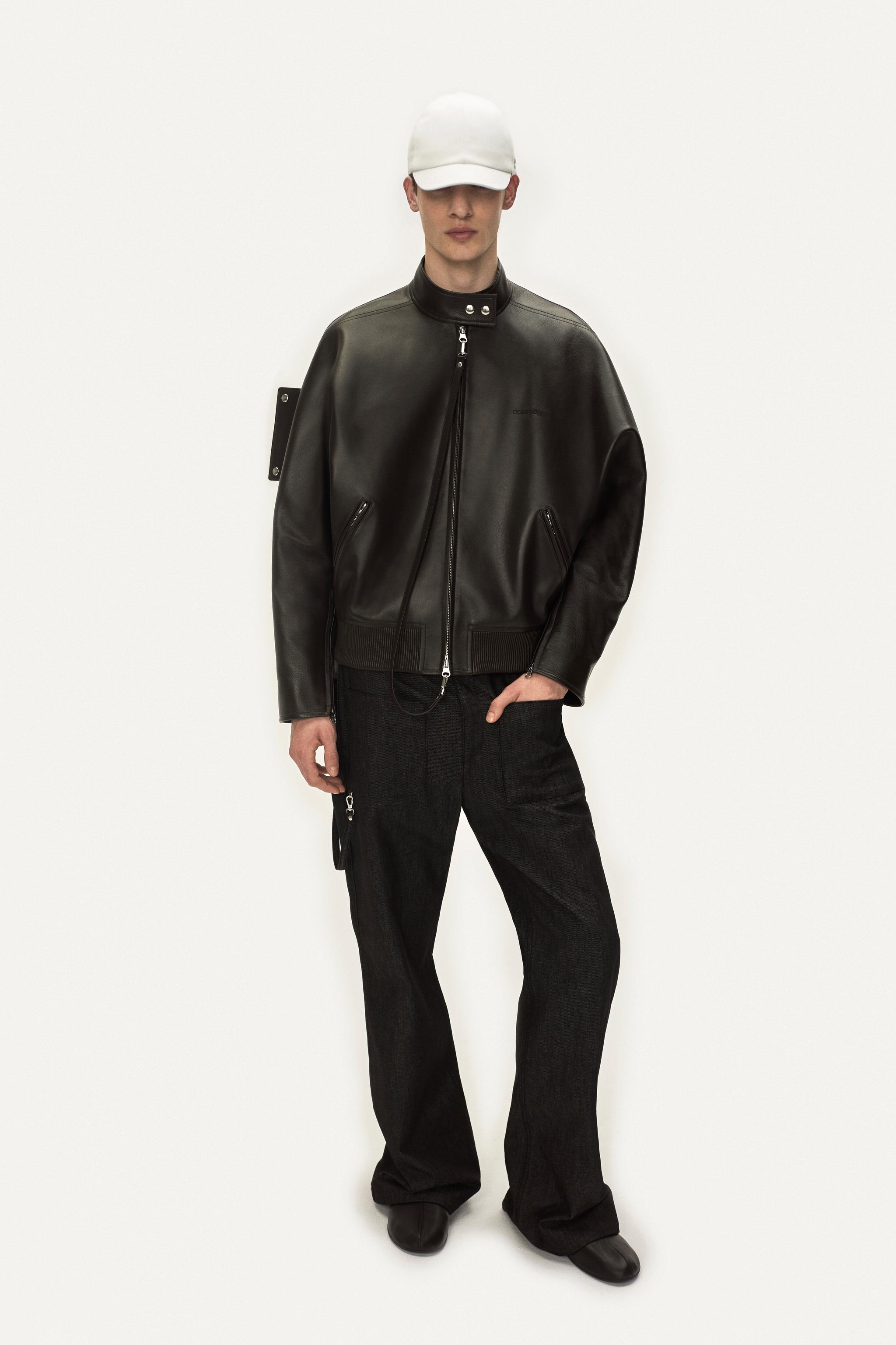 Veste en cuir noir élégante avec design moderne, marque Courrèges, portée par un modèle pour site ecommerce.