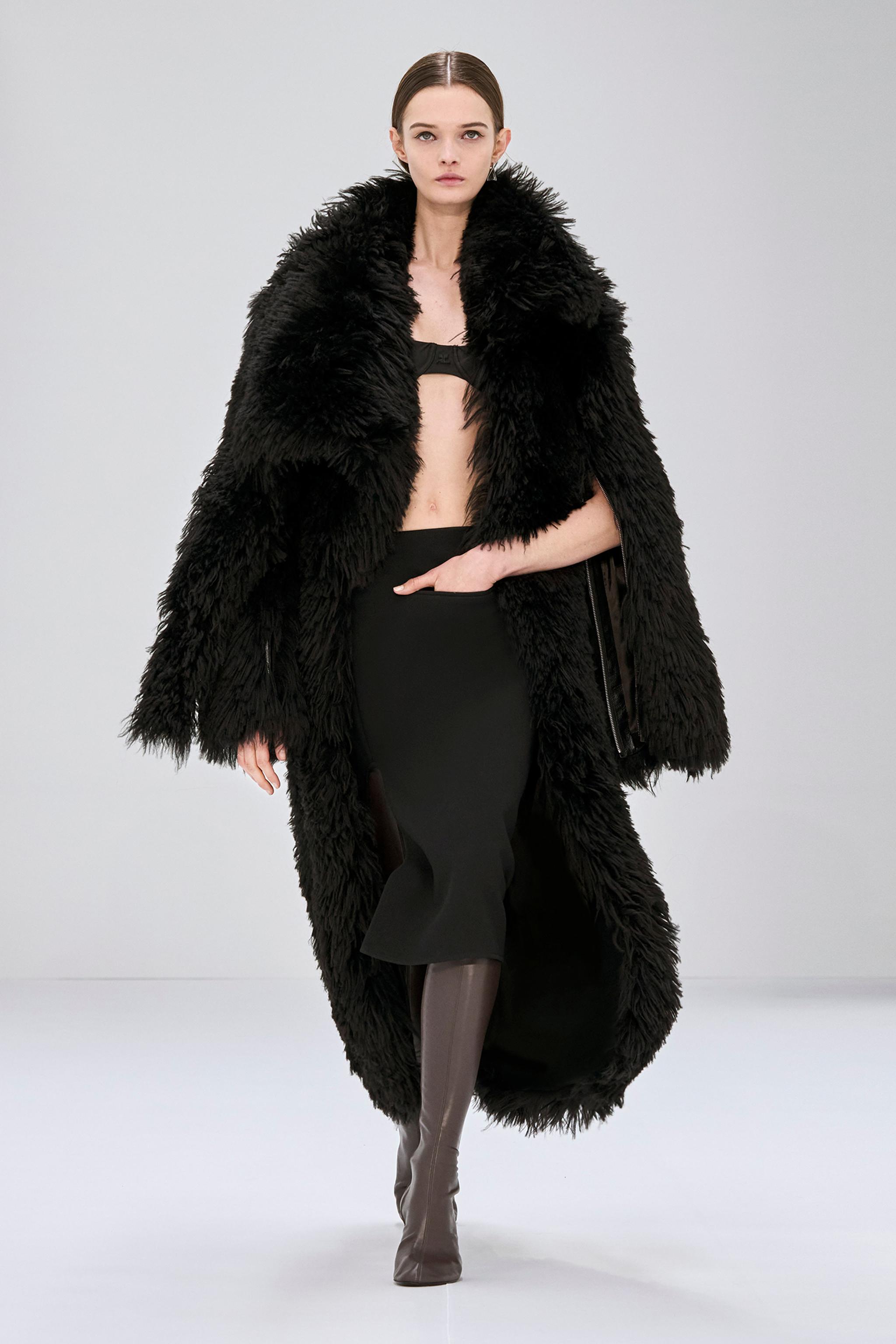 Manteau en fausse fourrure noire élégante de Courrèges pour un look hivernal chic.