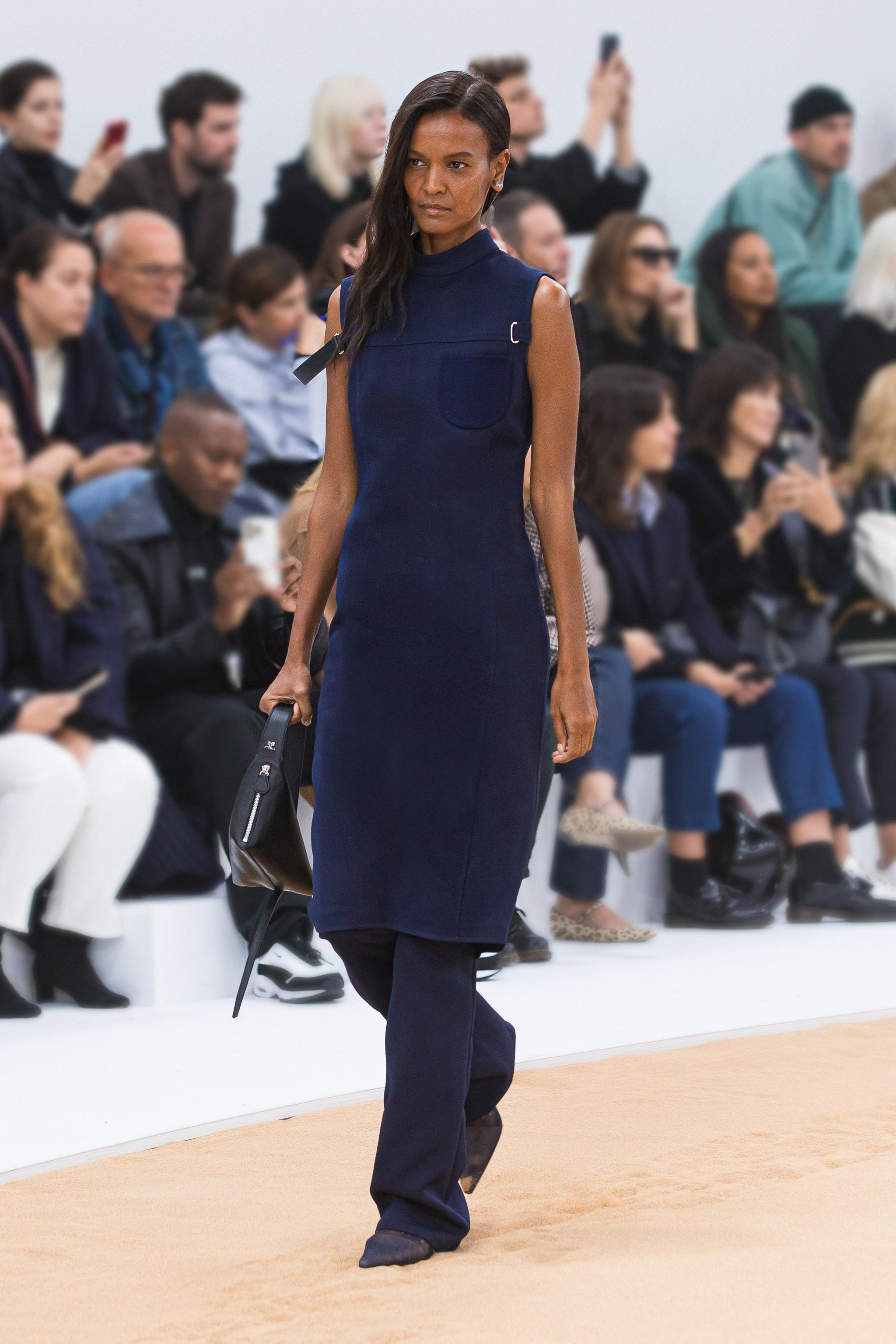 Robe marine élégante de Courrèges sur un défilé, idéale pour une allure sophistiquée.