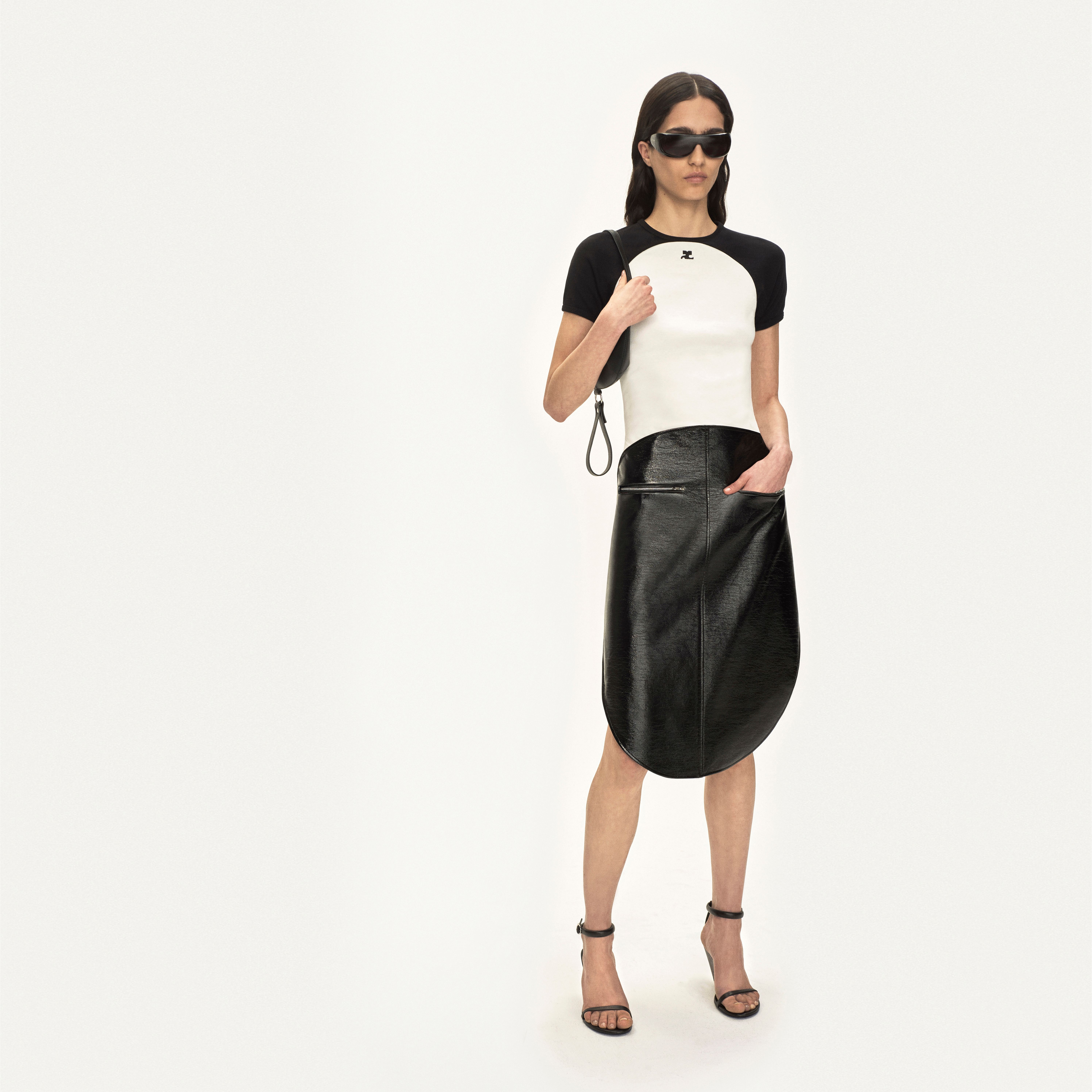 Modèle élégant porte des pièces de mode noir et blanc avec accessoires sophistiqués pour Courrèges.