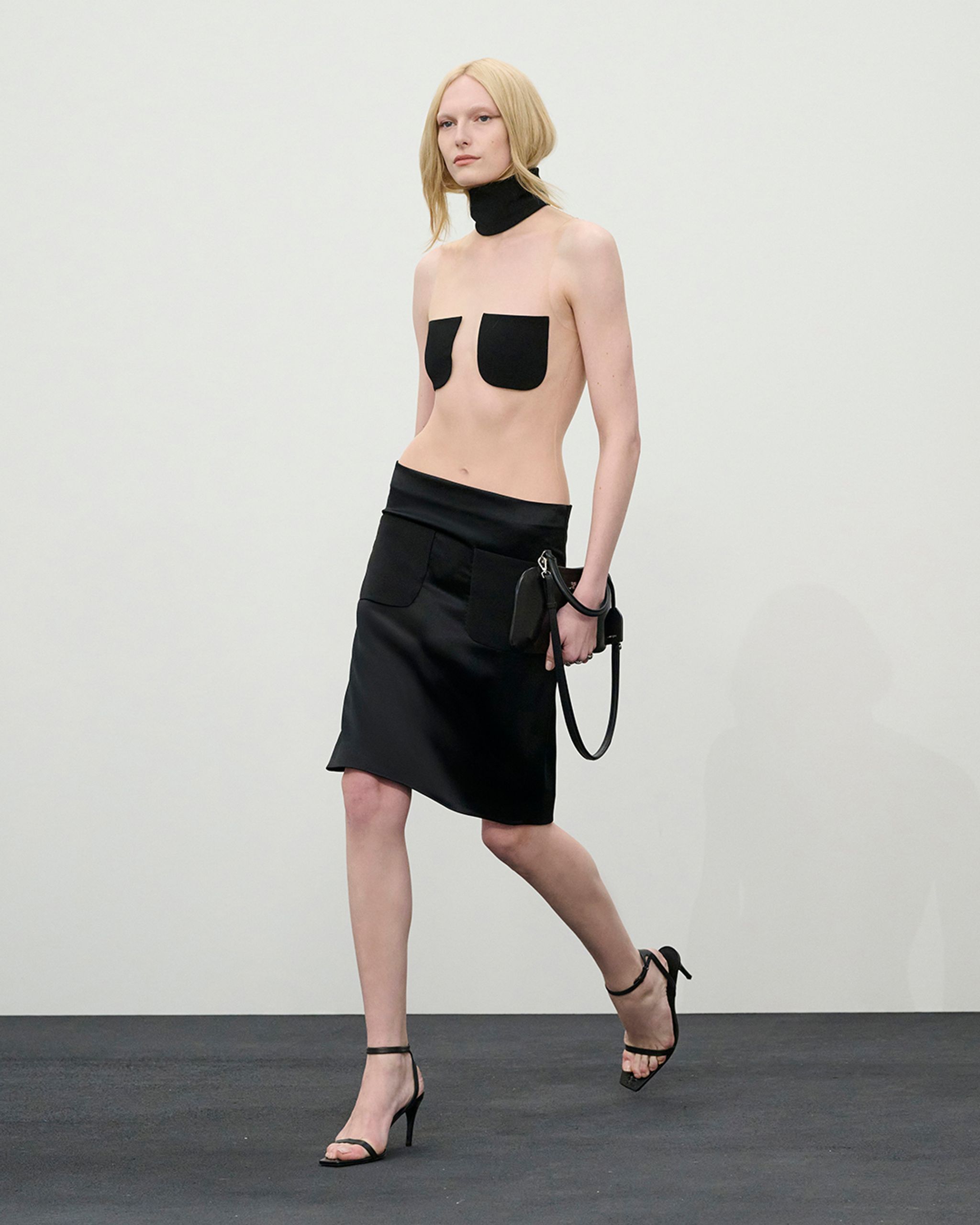 Jupe noire élégante et accessoires Courrèges, conçus avec minimalisme pour la mode.