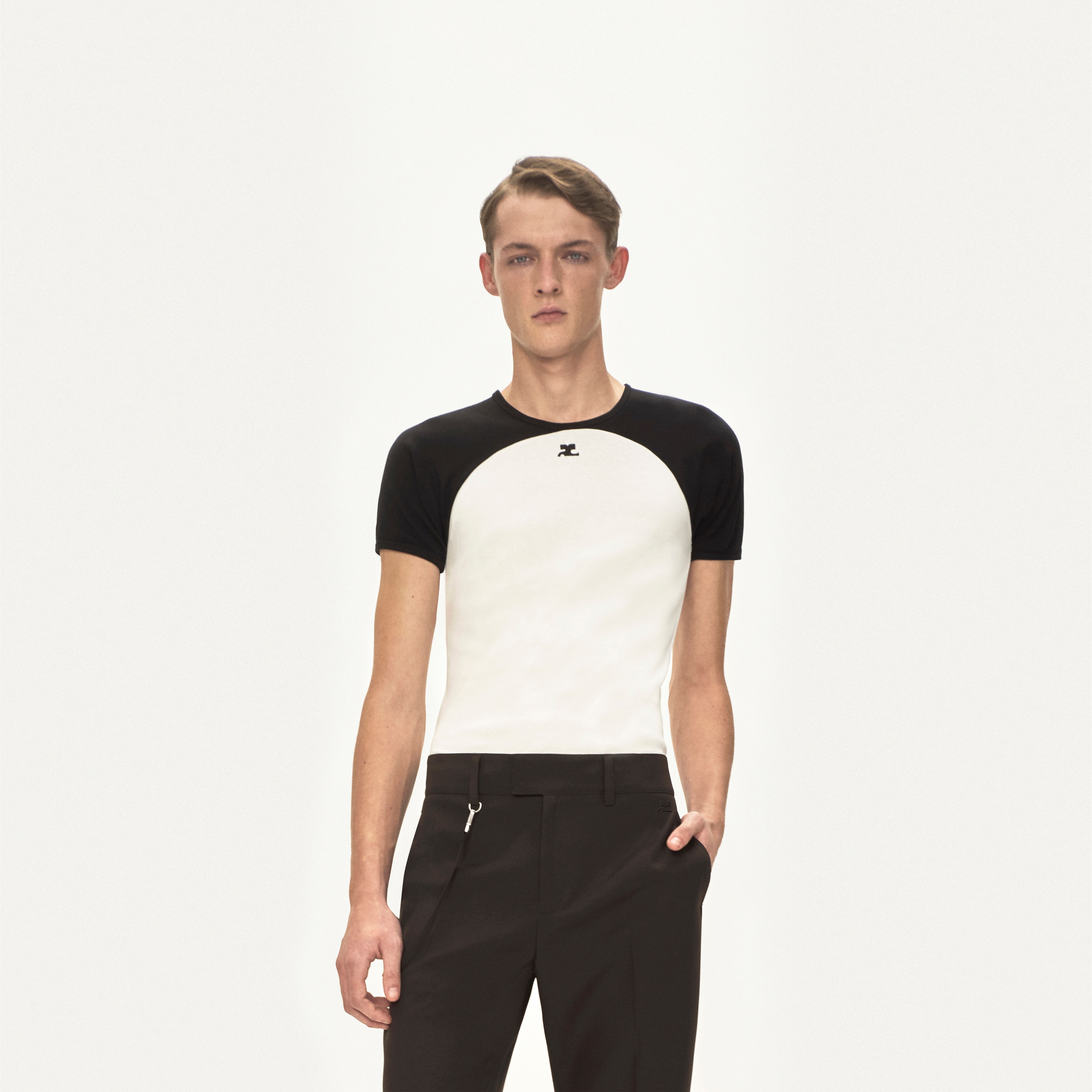 Modèles élégants présentant la mode Courrèges dans un style moderne et minimaliste en séance photo.