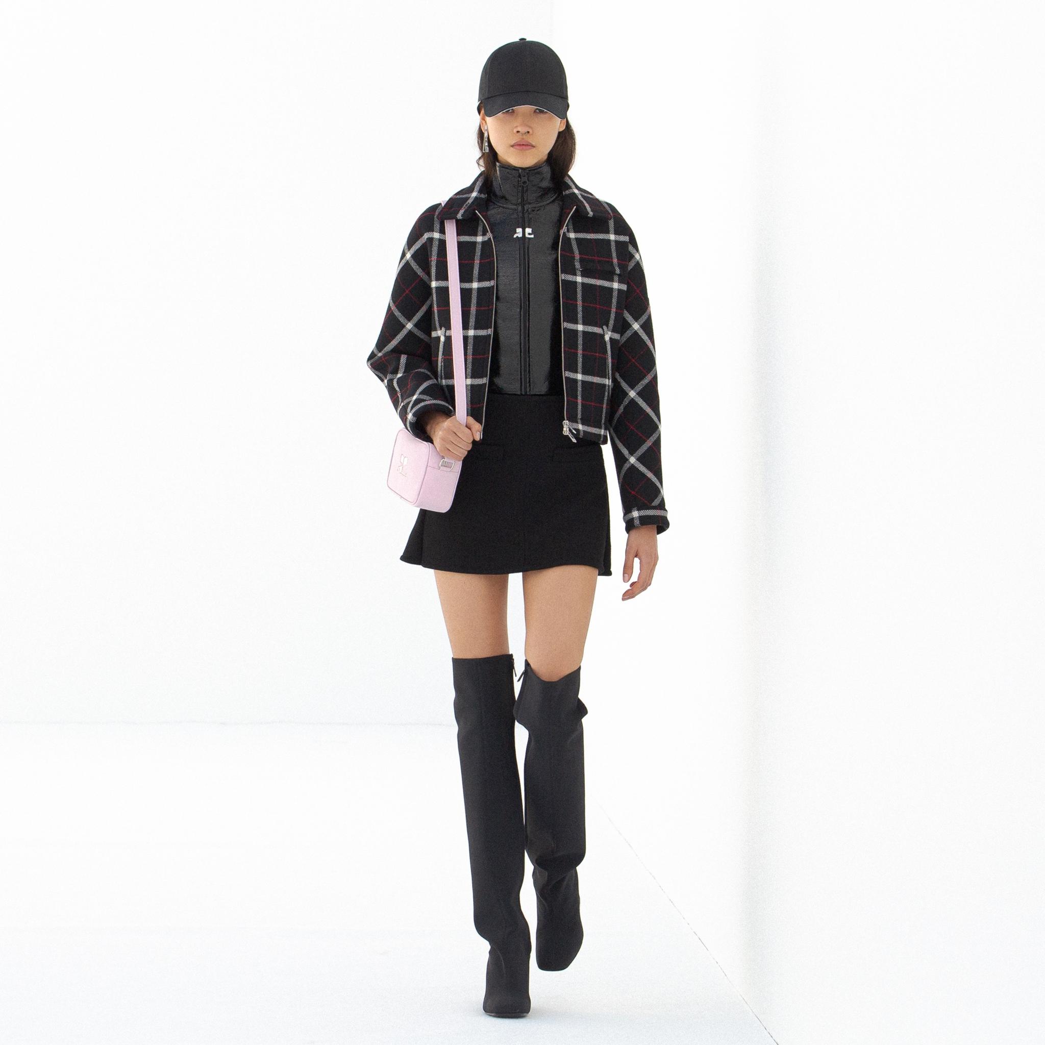 Tenue chic en noir et à carreaux avec des bottes hautes, idéale pour l'achat en ligne Courrèges.