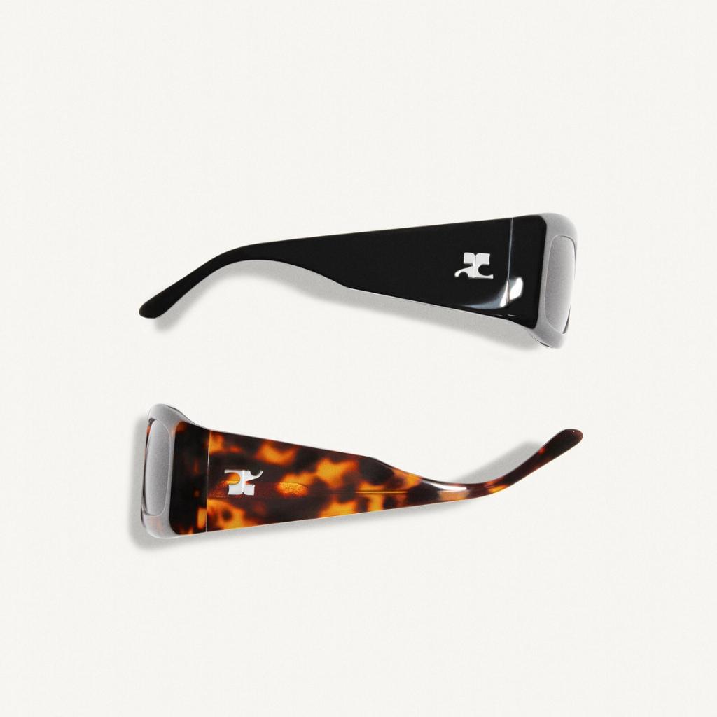Lunettes élégantes noires et écaille de tortue de Courrèges pour une allure fashion chic.