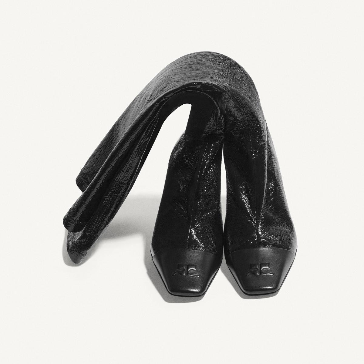 Elegant black leather boots with pointed toes, stylishly displayed on a white background for Courrèges.