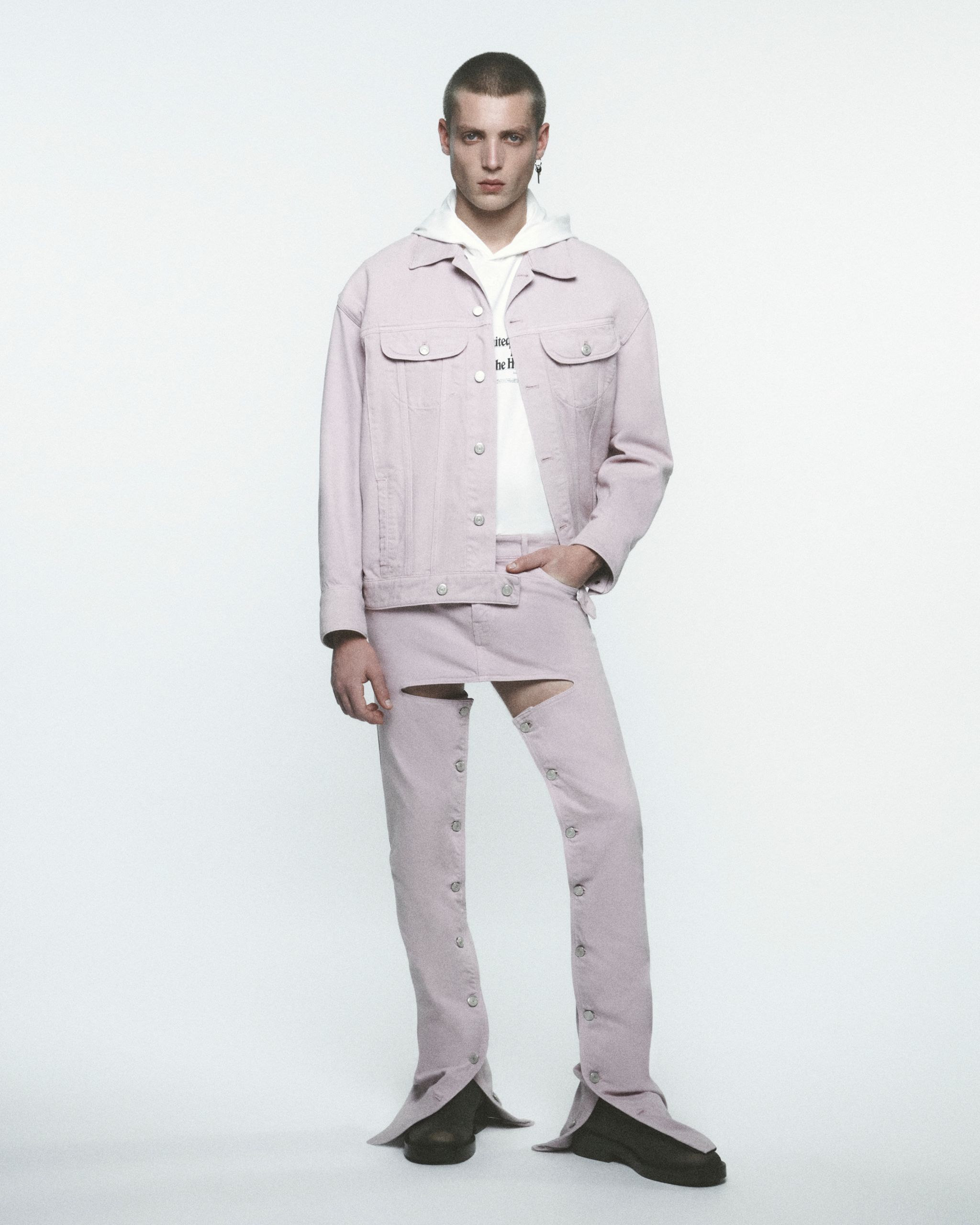 Veste et pantalon en denim rose pastel élégants, présentés pour la mode Courrèges.