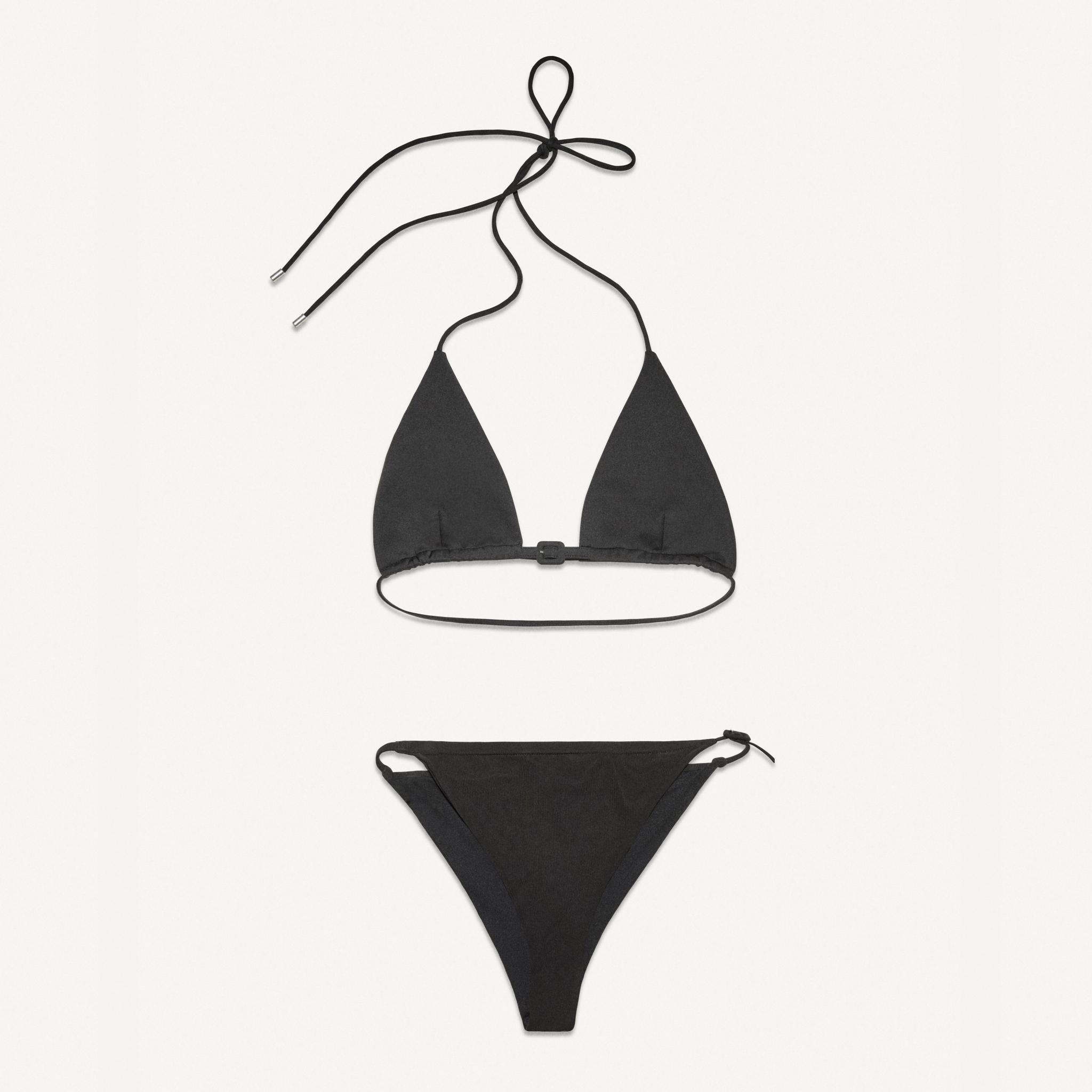 Ensemble bikini noir élégant à triangles et liens ajustables, marque de mode Courrèges.
