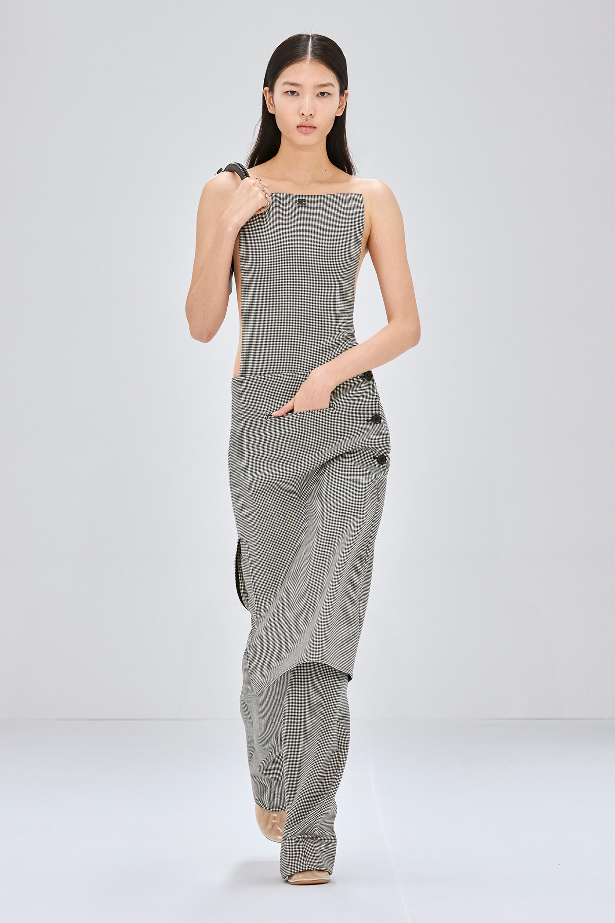 Robe et pantalon à carreaux élégants de Courrèges présentés lors d'un défilé de mode.