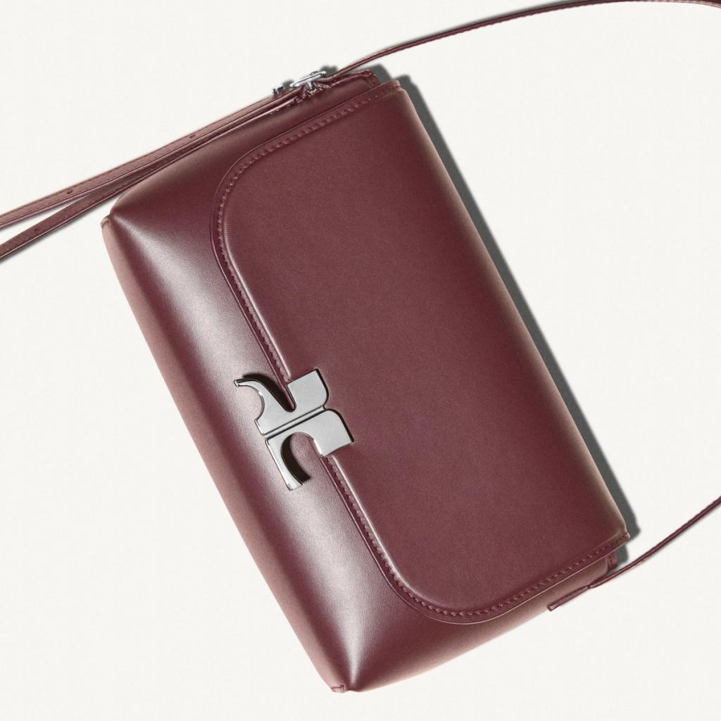 Sac à main en cuir bordeaux élégant de Courrèges, design épuré, idéal pour les amateurs de mode.