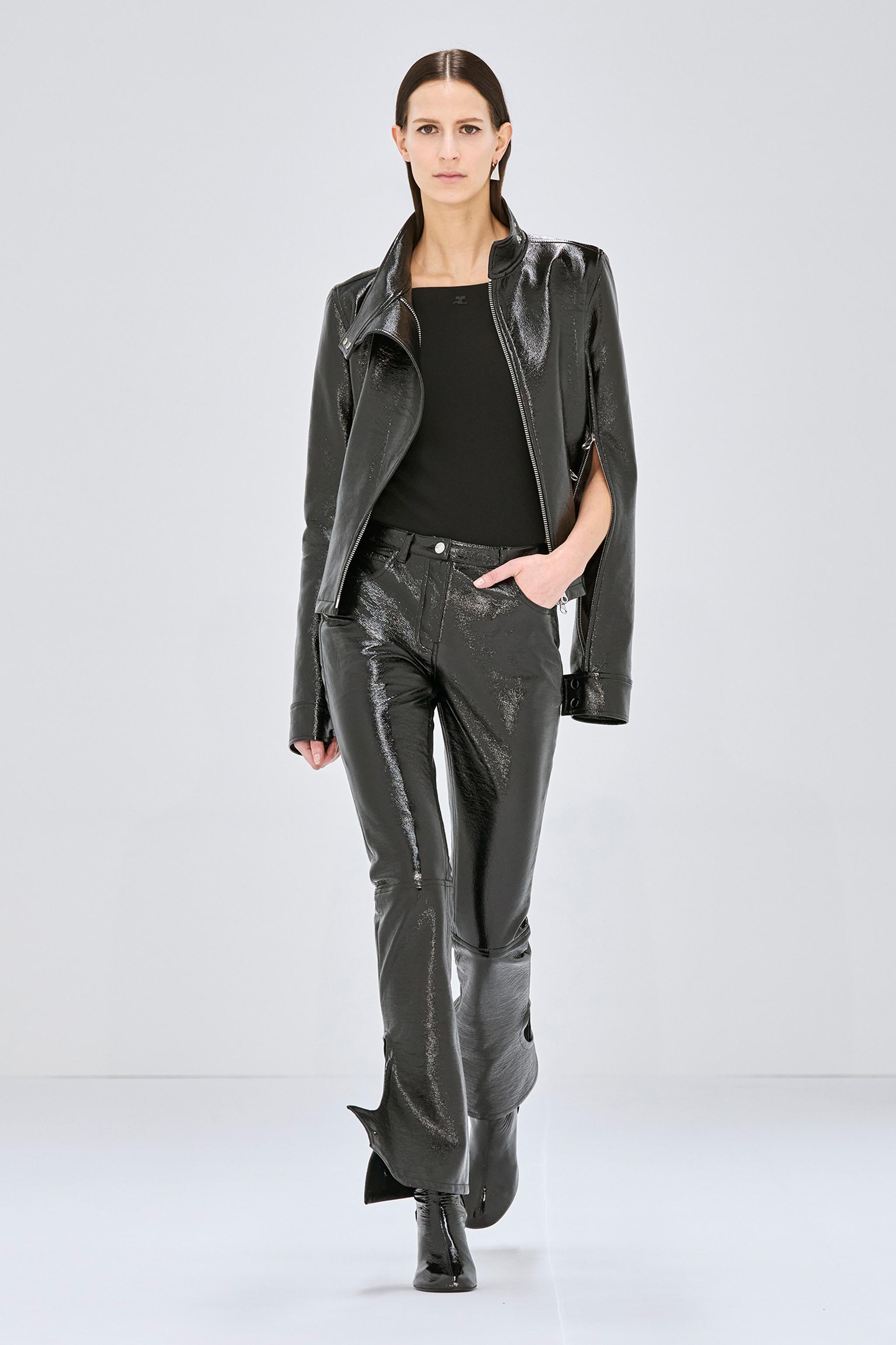 Veste en cuir noir brillant et pantalon assorti, style élégant de Courrèges.