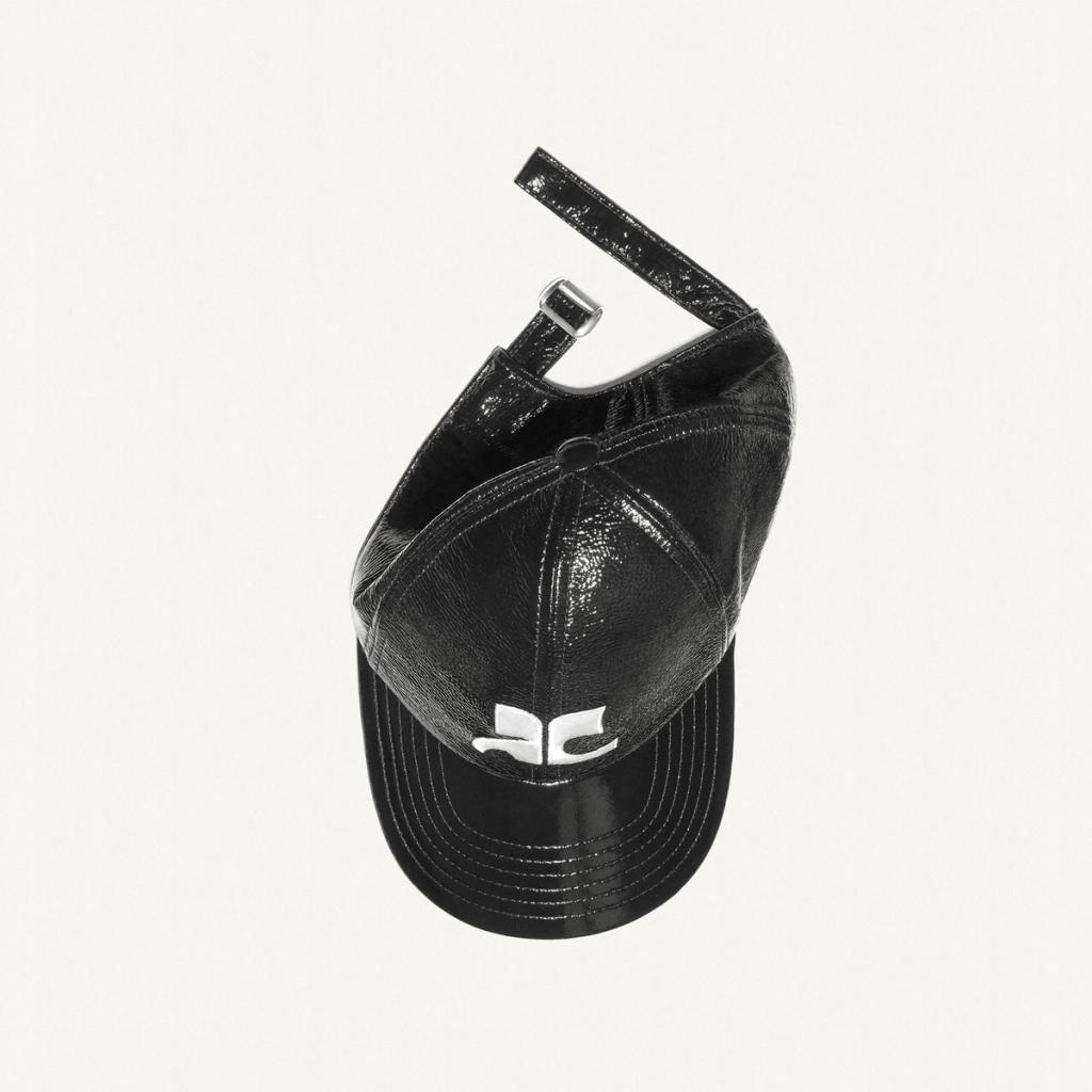 Casquette de baseball en cuir noir brillant avec logo Courrèges, élégante pour la mode en ligne.
