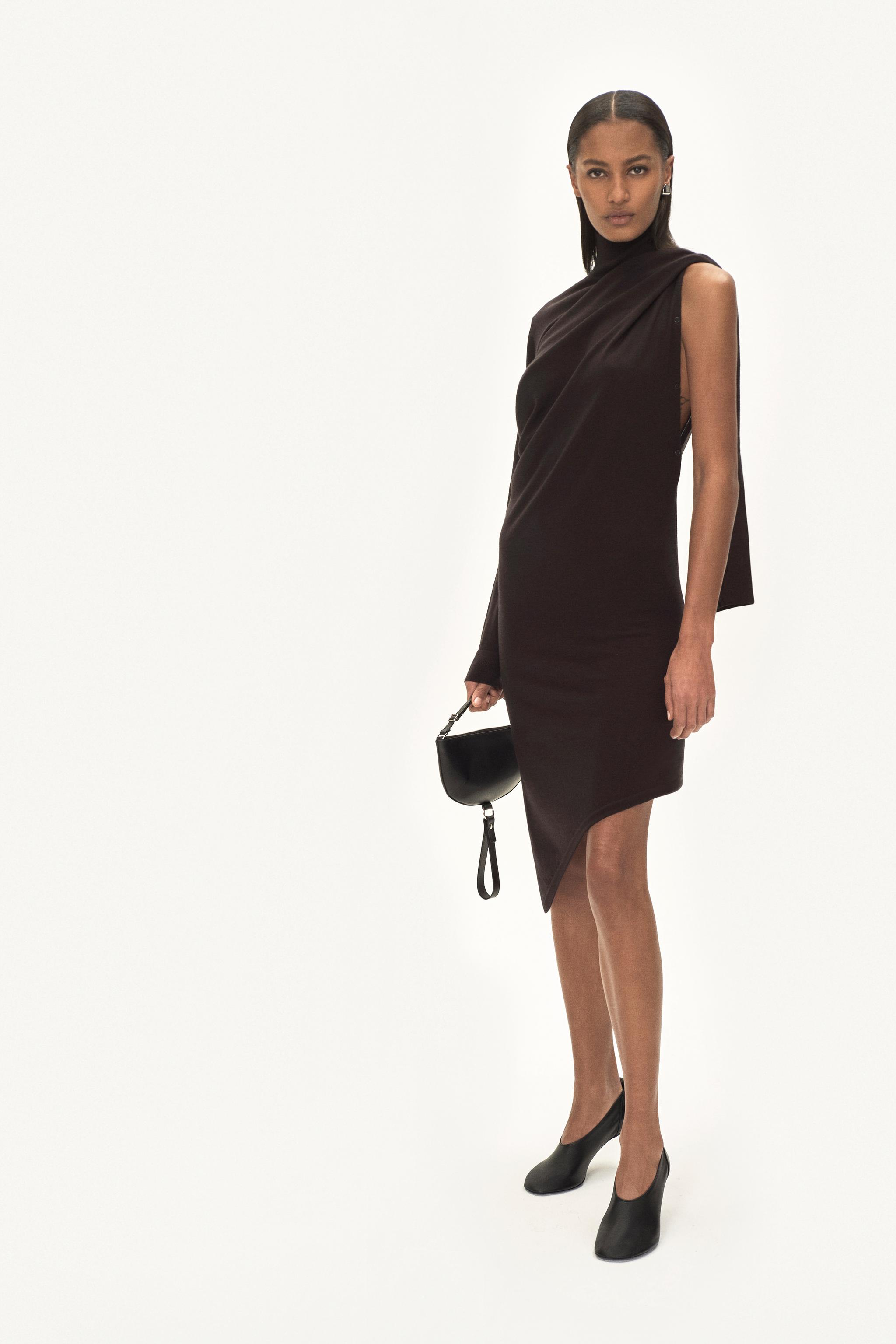 Robe noire élégante de Courrèges portée par un modèle pour un site e-commerce mode.