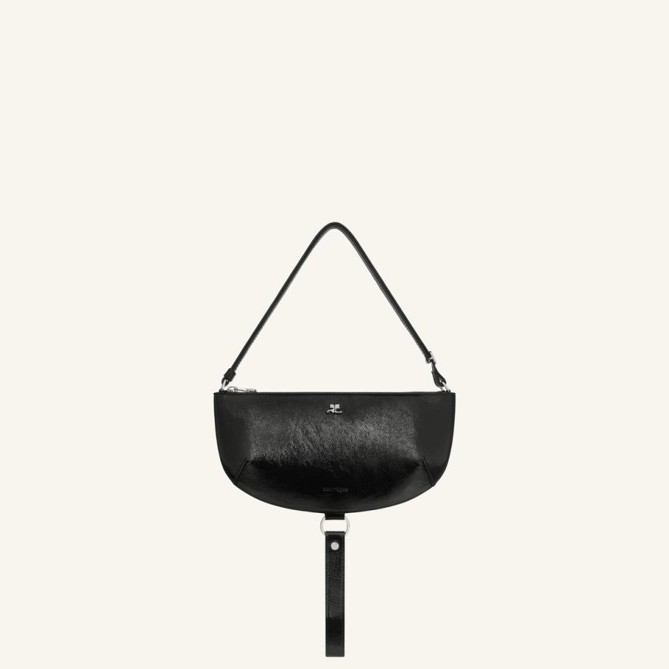 Sac à main noir Courrèges élégant au design minimaliste pour les amoureux de la mode moderne.