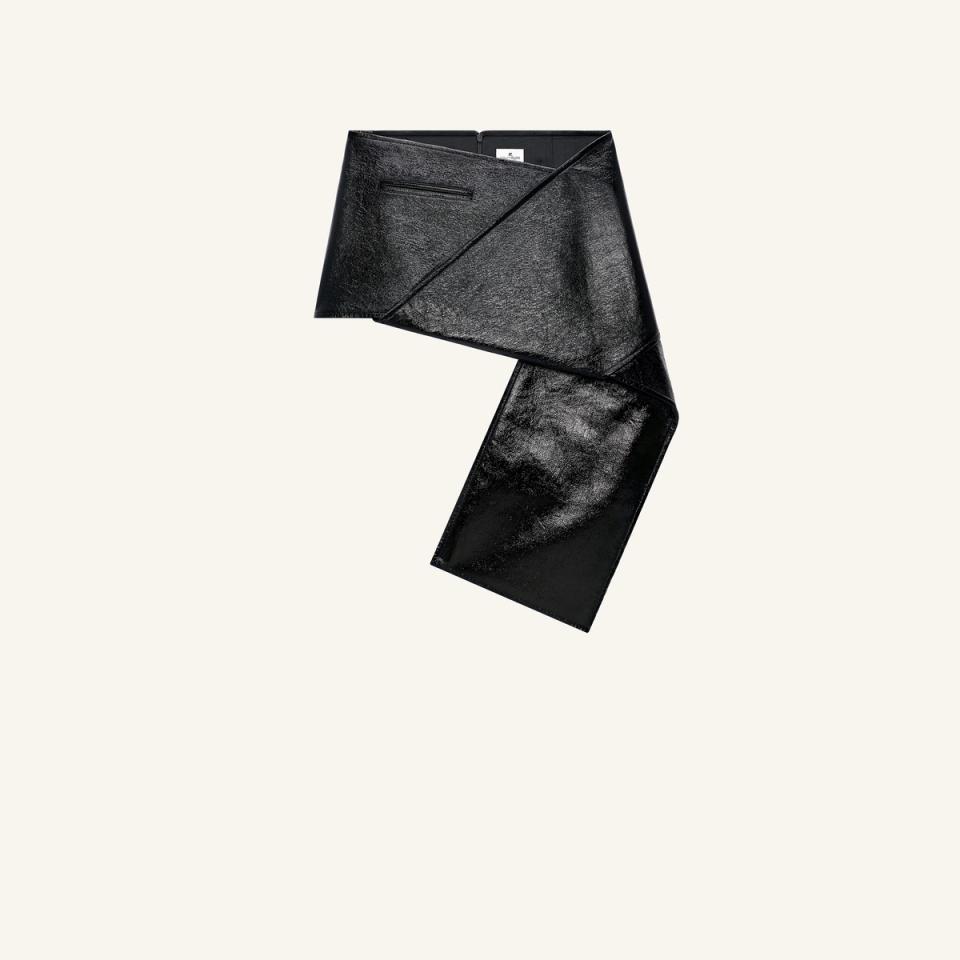 Sac à main en cuir noir élégant avec design asymétrique, illustrant le style moderne de Courrèges.