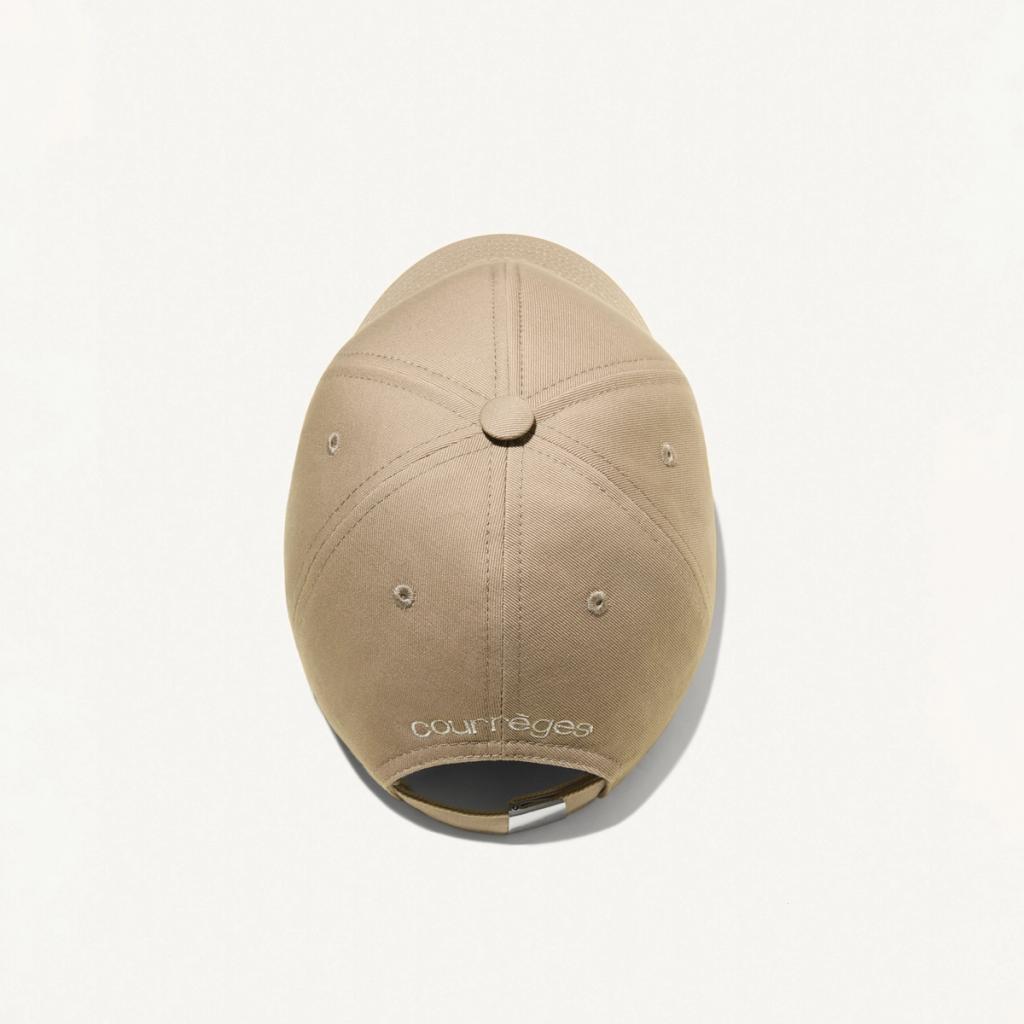 Casquette beige élégante avec logo Courrèges, parfaite pour un accessoire de mode moderne.