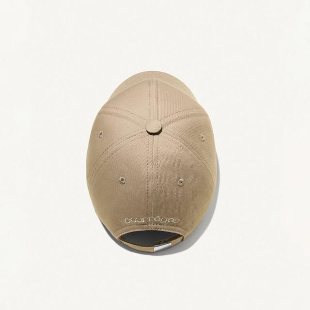 Casquette beige élégante avec logo Courrèges, parfaite pour un accessoire de mode moderne.