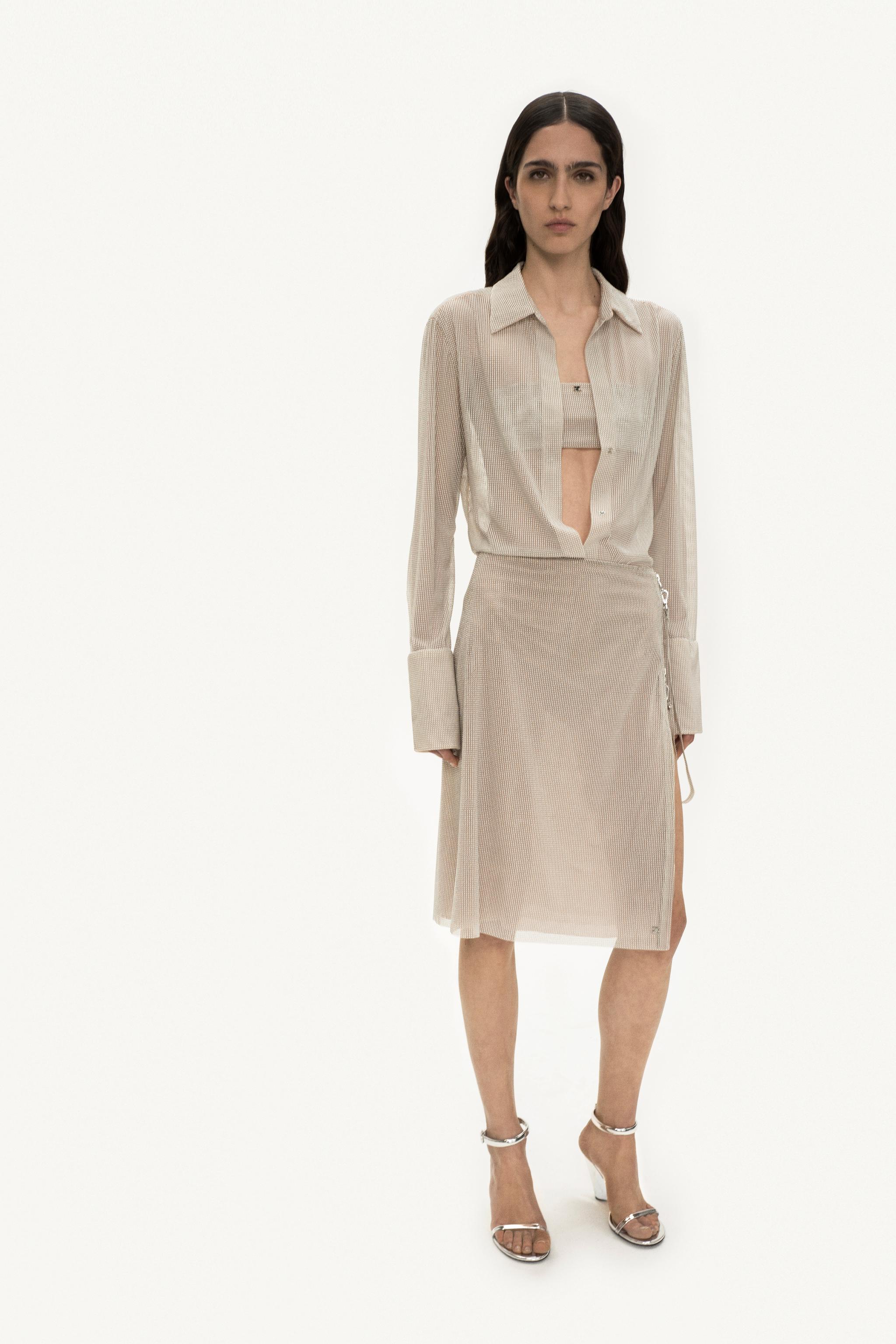 Ensemble élégant de chemise et jupe beige assorties de Courrèges pour un look tendance.