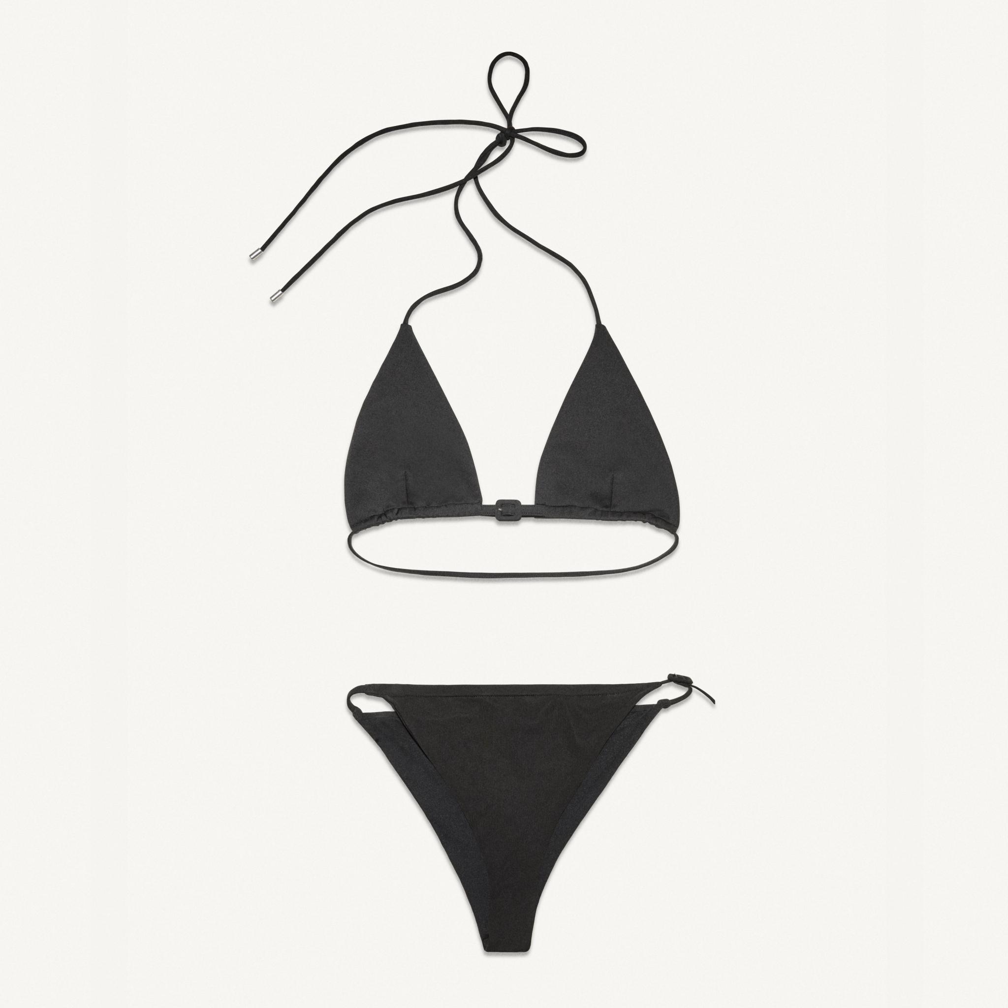 Bikini noir Courrèges élégant avec haut triangle minimaliste et bas assorti pour l'été.