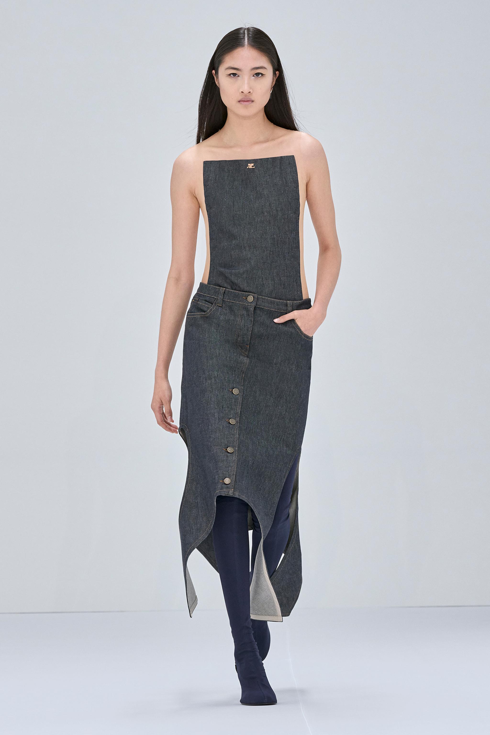 Robe en denim élégante avec ourlet asymétrique et boutons, représentant la mode Courrèges.