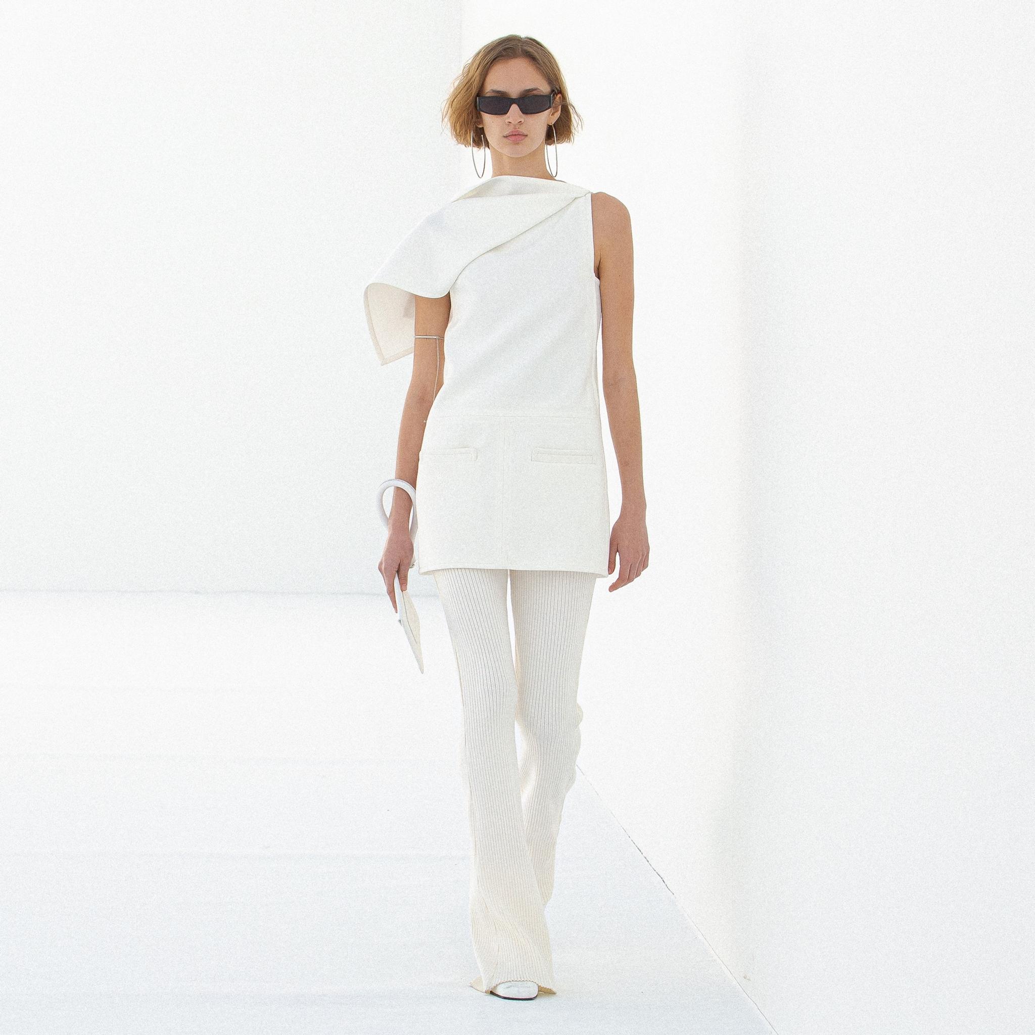 Robe blanche élégante sans manches avec design d'épaule asymétrique, idéale pour Courrèges.