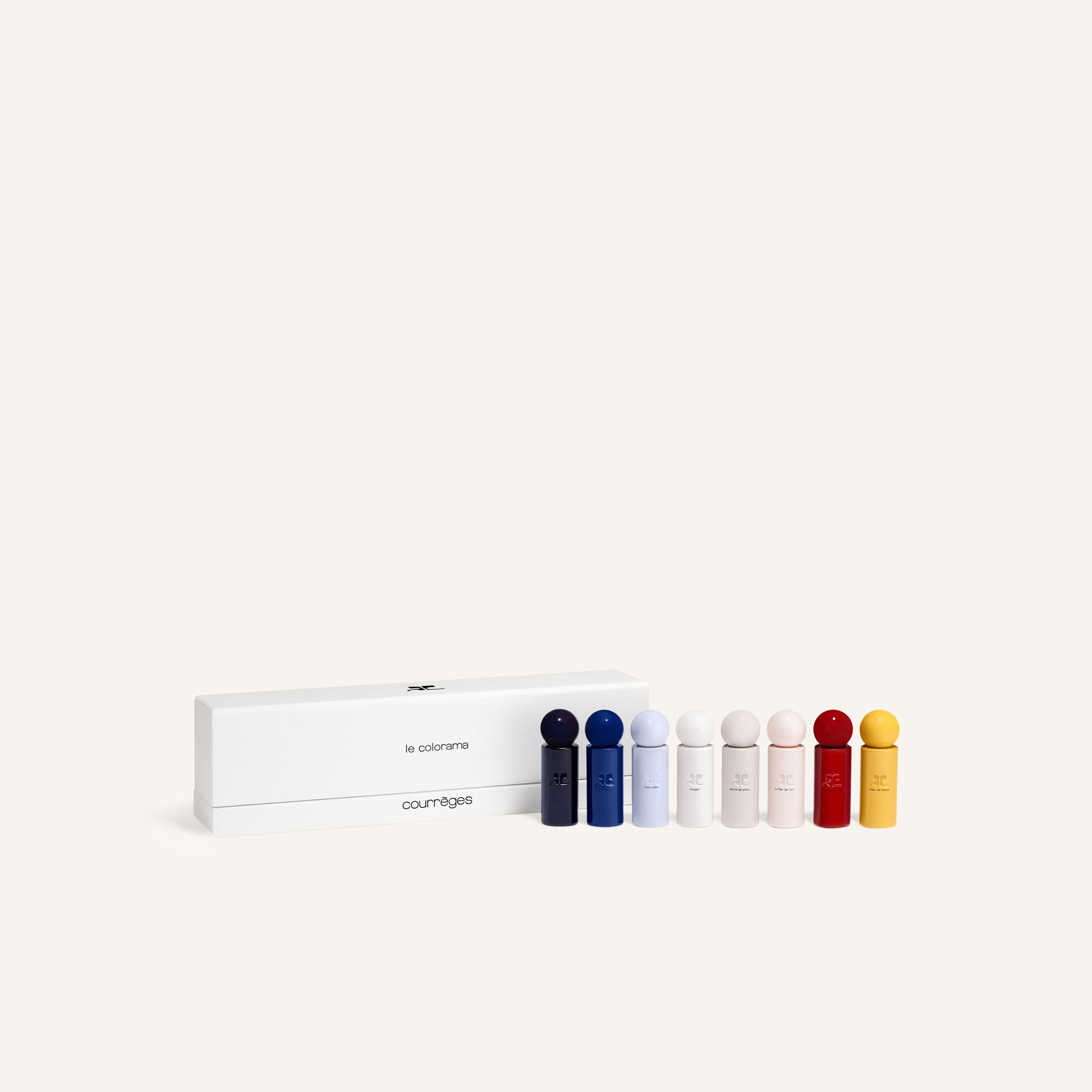 Set de vernis à ongles colorés Courrèges élégant avec boîte blanche moderne sur fond minimaliste.