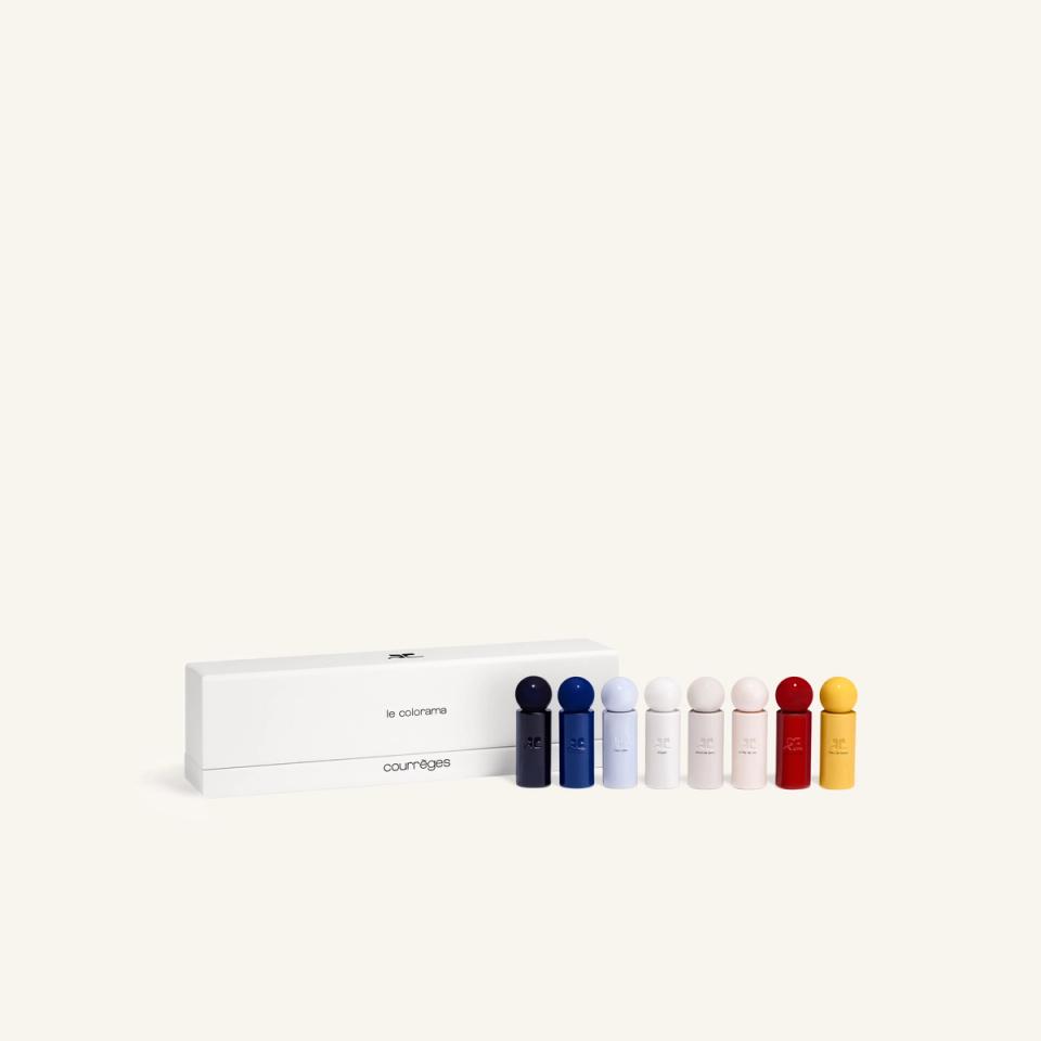Set de vernis à ongles colorés Courrèges élégant avec boîte blanche moderne sur fond minimaliste.