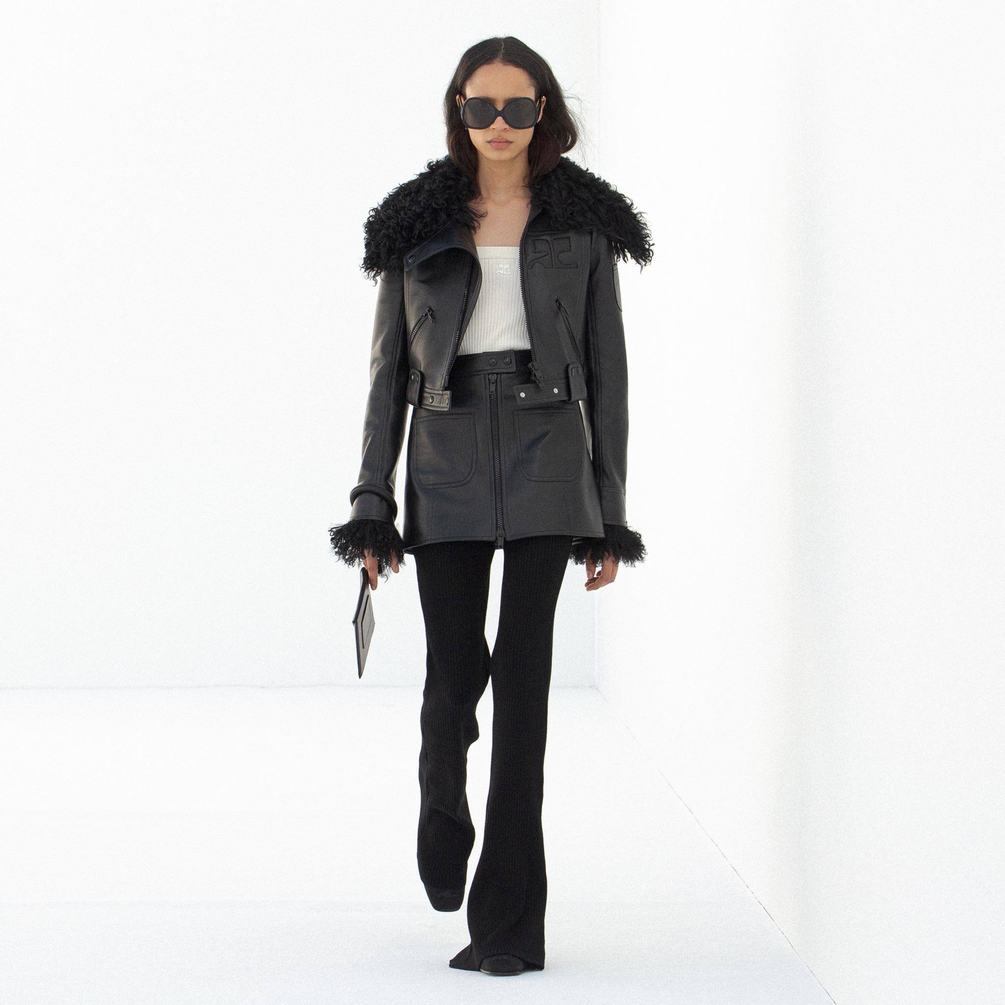 Blouson en cuir noir élégant avec détails en fausse fourrure, collection Mode de Courrèges.