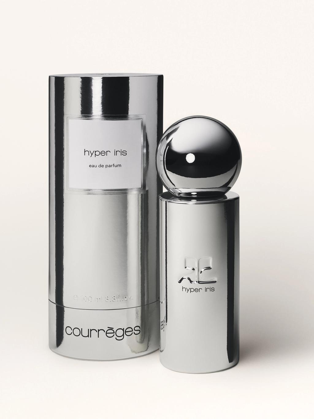 Flacon de parfum argenté élégant au design minimaliste, représentant le luxe de Courrèges.