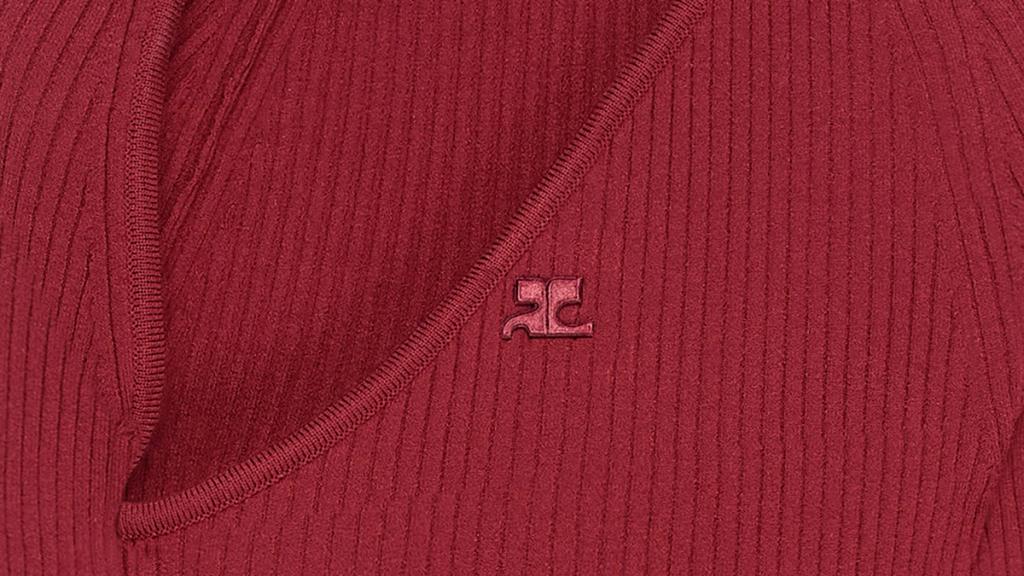 Pull rouge élégant avec logo Courrèges, conçu pour un style mode moderne.