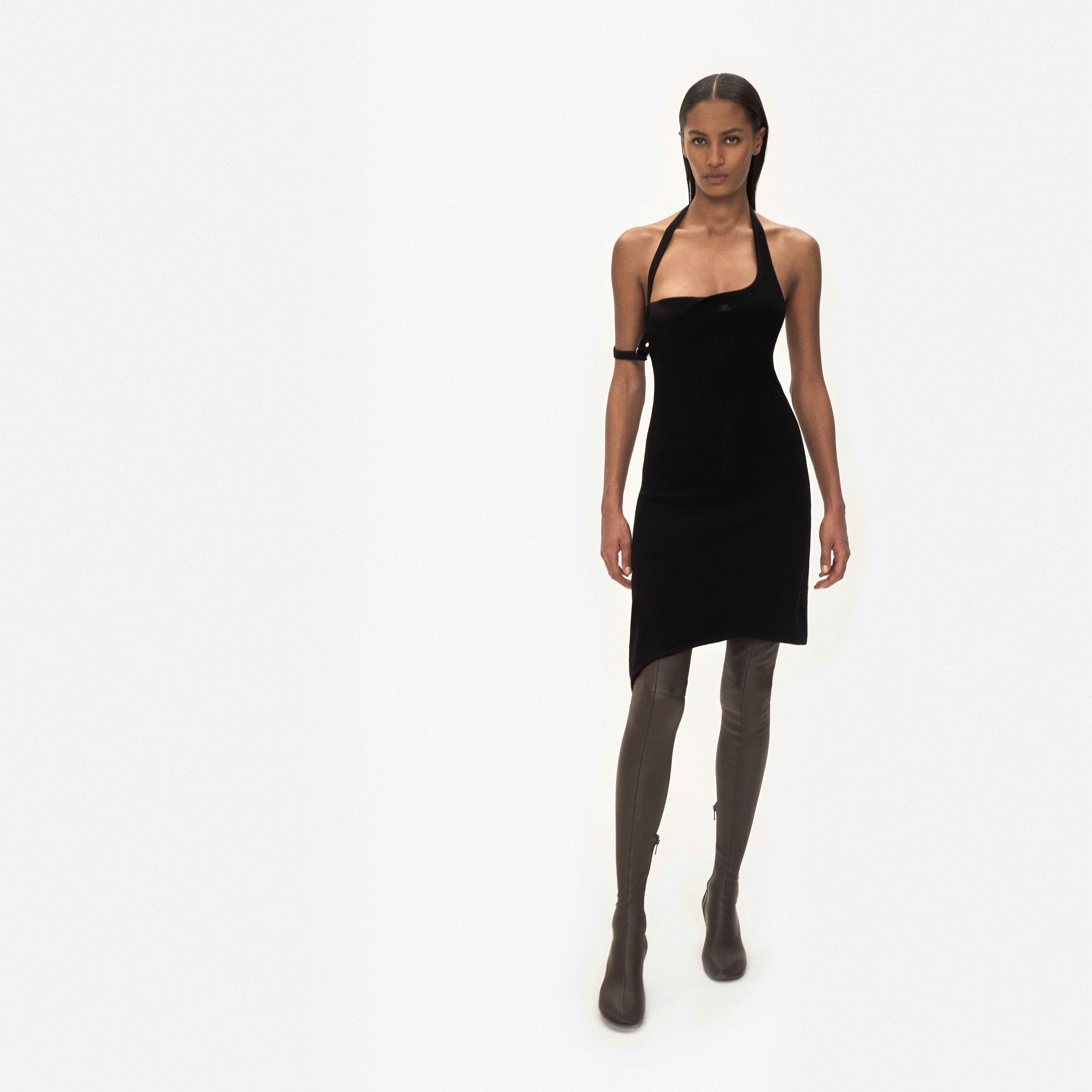 Modèle élégant portant une tenue noir et blanc avec accessoires sophistiqués pour Courrèges.