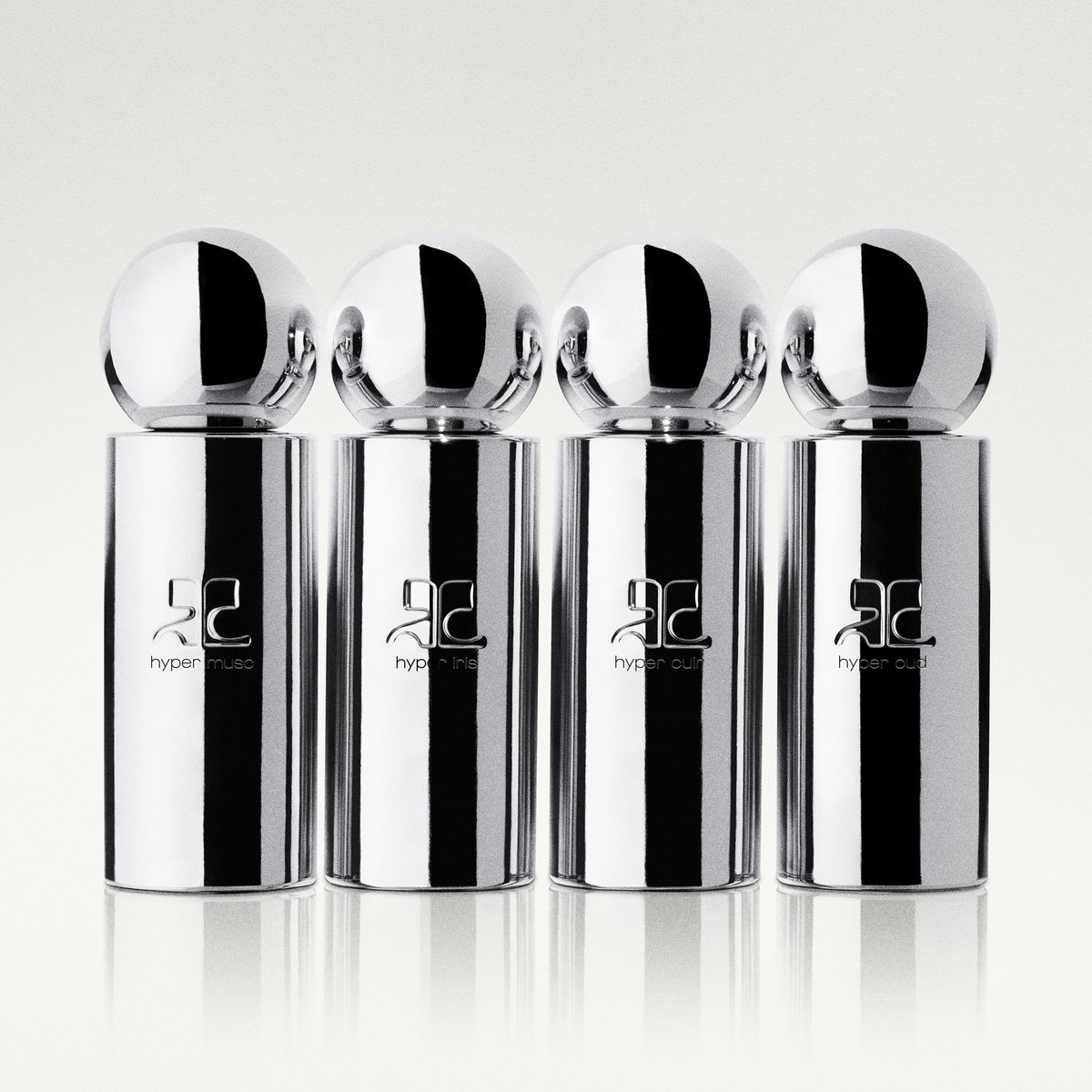 Flacons de parfum argentés élégants de Courrèges au design moderne et épuré, idéal pour les amateurs de mode.