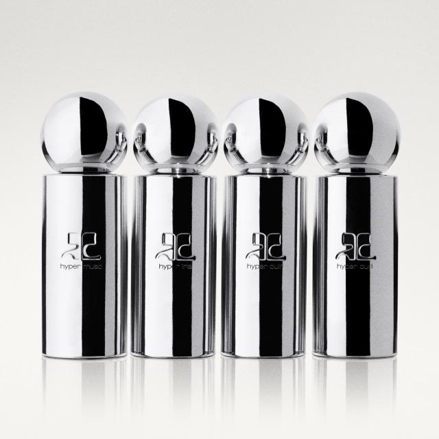 Quatre flacons de parfum argentés minimalistes avec capuchon sphérique et logo Courrèges, sur fond uni.