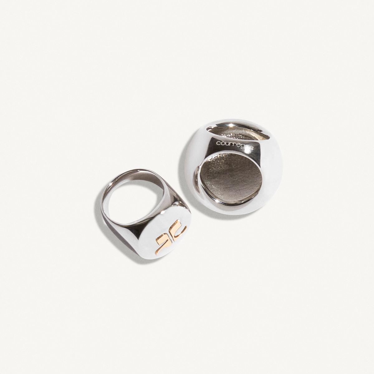 Elegant silver rings featuring the Courrèges logo, perfect for a trendy fashion statement.