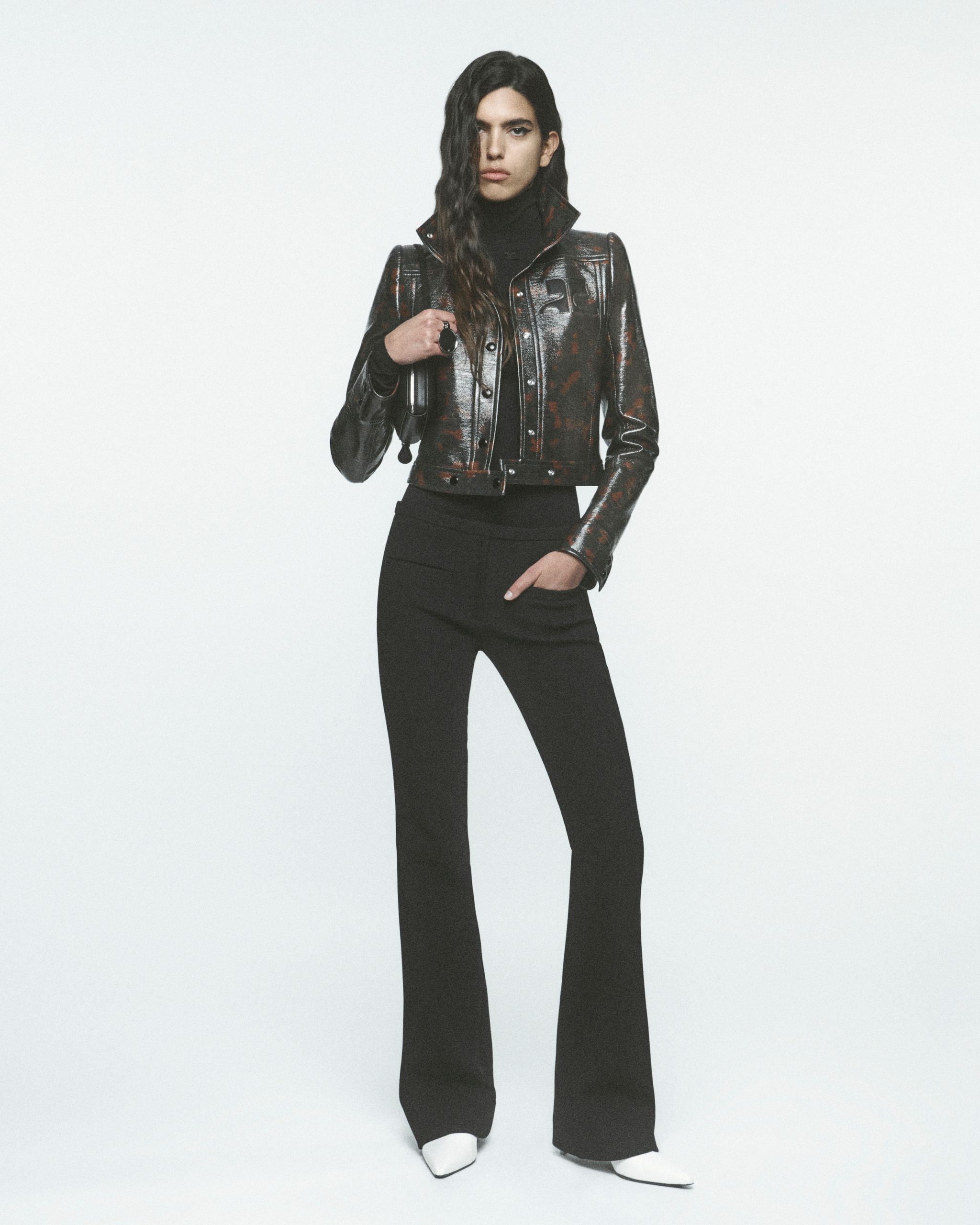 Jupe en cuir noir élégante et pantalon ample noir illustrant le style fashion de Courrèges.