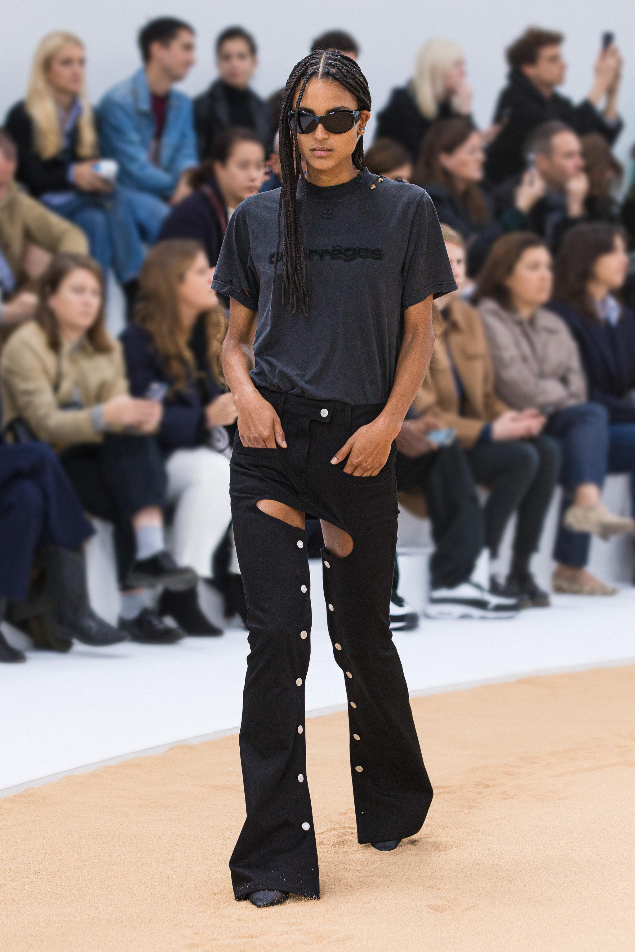 Tenue streetwear élégante noire par Courrèges défilant pour la mode contemporaine.