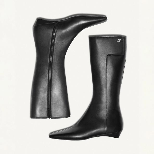 Bottes noires en cuir élégantes, montantes jusqu'au genou, parfaites pour la mode Courrèges.